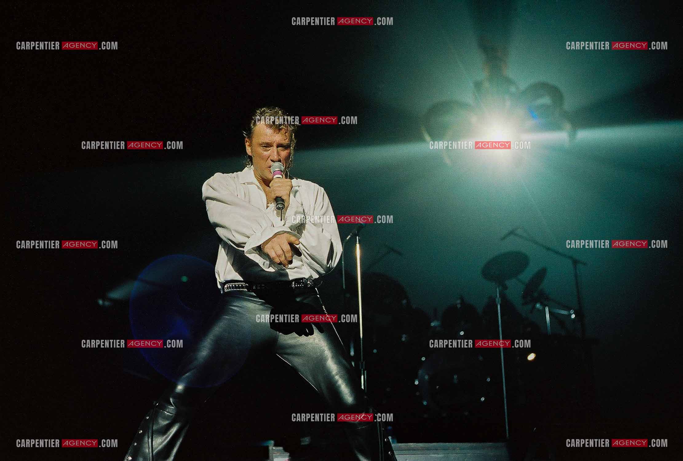 Le chanteur Johnny Hallyday en concert au Palais omnisports de Paris-Bercy du 14 septembre au 4 octobre 1992. Final du concert sur le titre “ Poème sur la 7 éme “ en étant happé par les griffes d'une grue.       ( Exclusif )