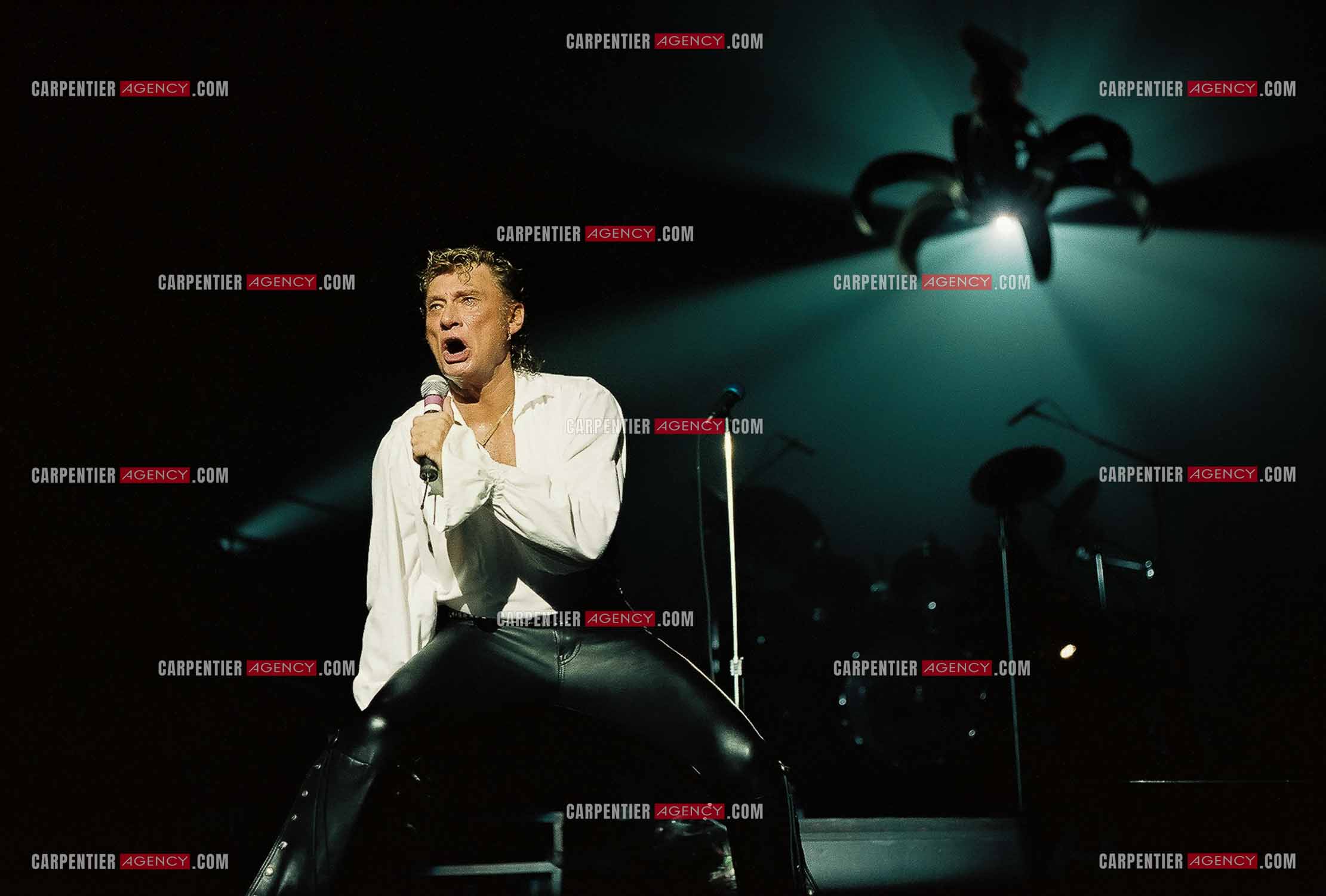 Le chanteur Johnny Hallyday en concert au Palais omnisports de Paris-Bercy du 14 septembre au 4 octobre 1992. Final du concert sur le titre “ Poème sur la 7 éme “ en étant happé par les griffes d'une grue.       ( Exclusif )