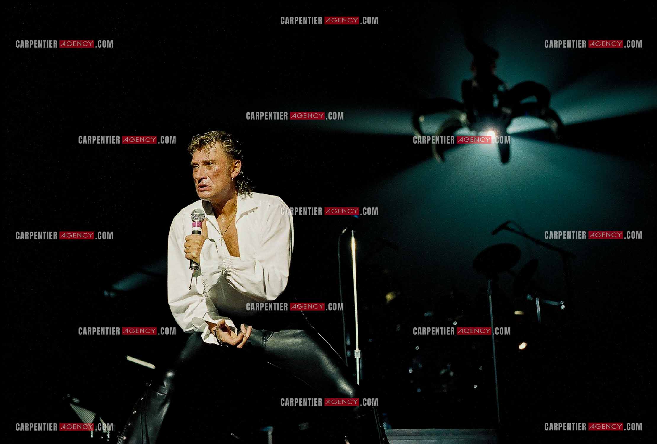 Le chanteur Johnny Hallyday en concert au Palais omnisports de Paris-Bercy du 14 septembre au 4 octobre 1992. Final du concert sur le titre “ Poème sur la 7 éme “ en étant happé par les griffes d'une grue.       ( Exclusif )