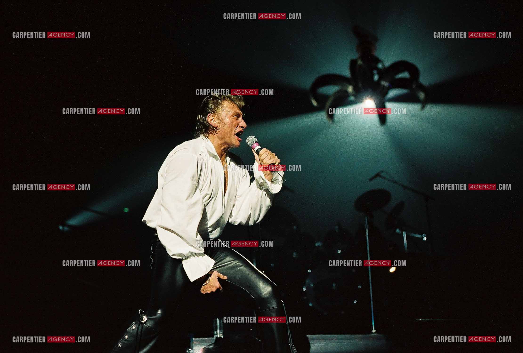 Le chanteur Johnny Hallyday en concert au Palais omnisports de Paris-Bercy du 14 septembre au 4 octobre 1992. Final du concert sur le titre “ Poème sur la 7 éme “ en étant happé par les griffes d'une grue.       ( Exclusif )