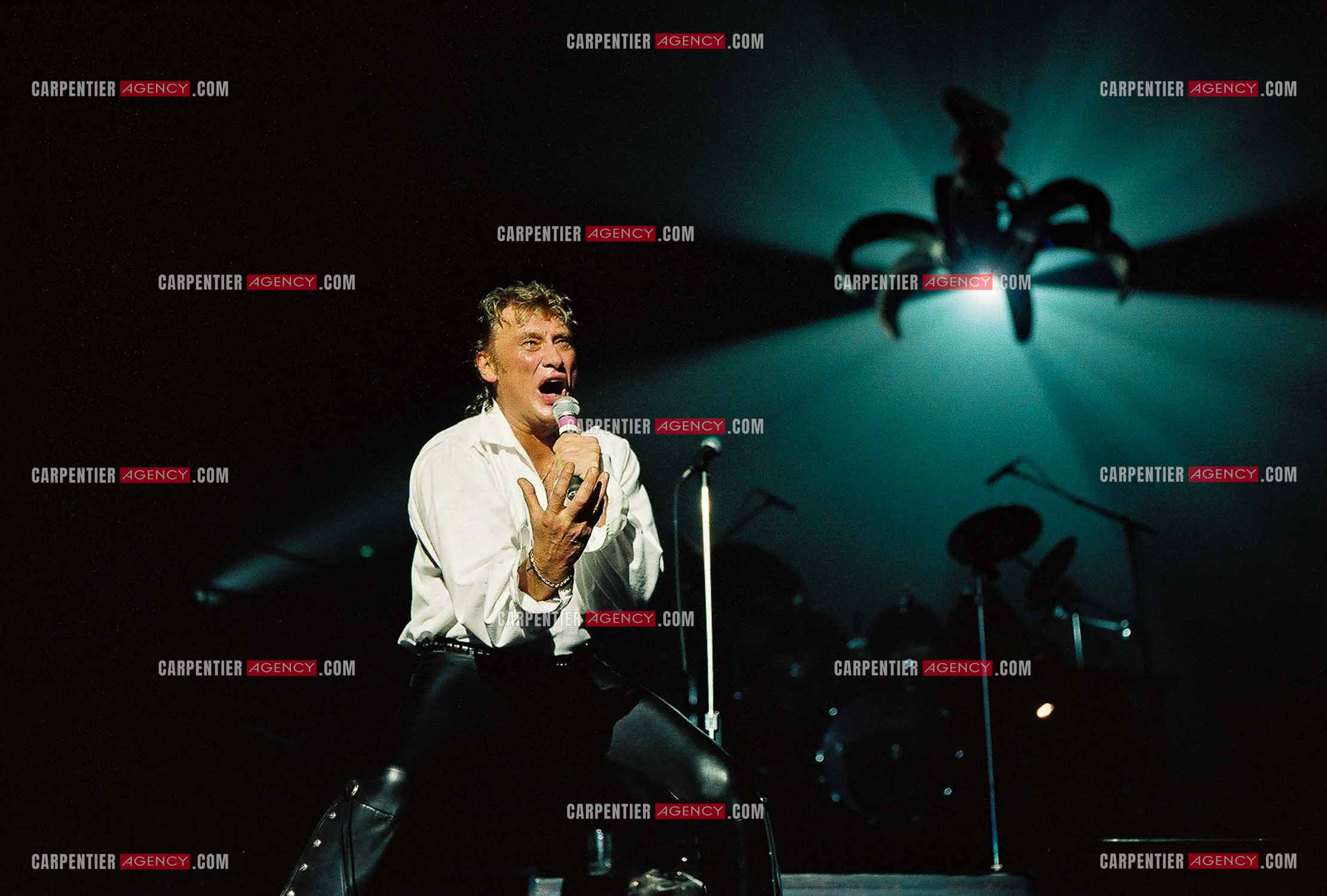 Le chanteur Johnny Hallyday en concert au Palais omnisports de Paris-Bercy du 14 septembre au 4 octobre 1992. Final du concert sur le titre “ Poème sur la 7 éme “ en étant happé par les griffes d'une grue.       ( Exclusif )