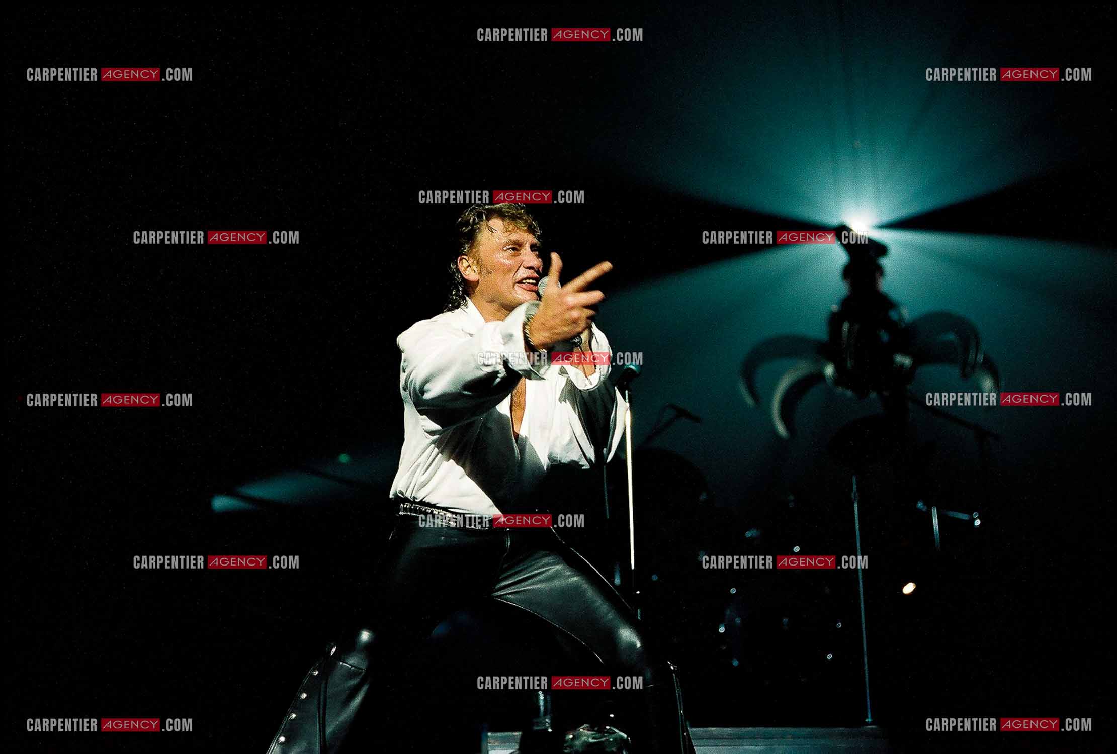 Le chanteur Johnny Hallyday en concert au Palais omnisports de Paris-Bercy du 14 septembre au 4 octobre 1992. Final du concert sur le titre “ Poème sur la 7 éme “ en étant happé par les griffes d'une grue.       ( Exclusif )