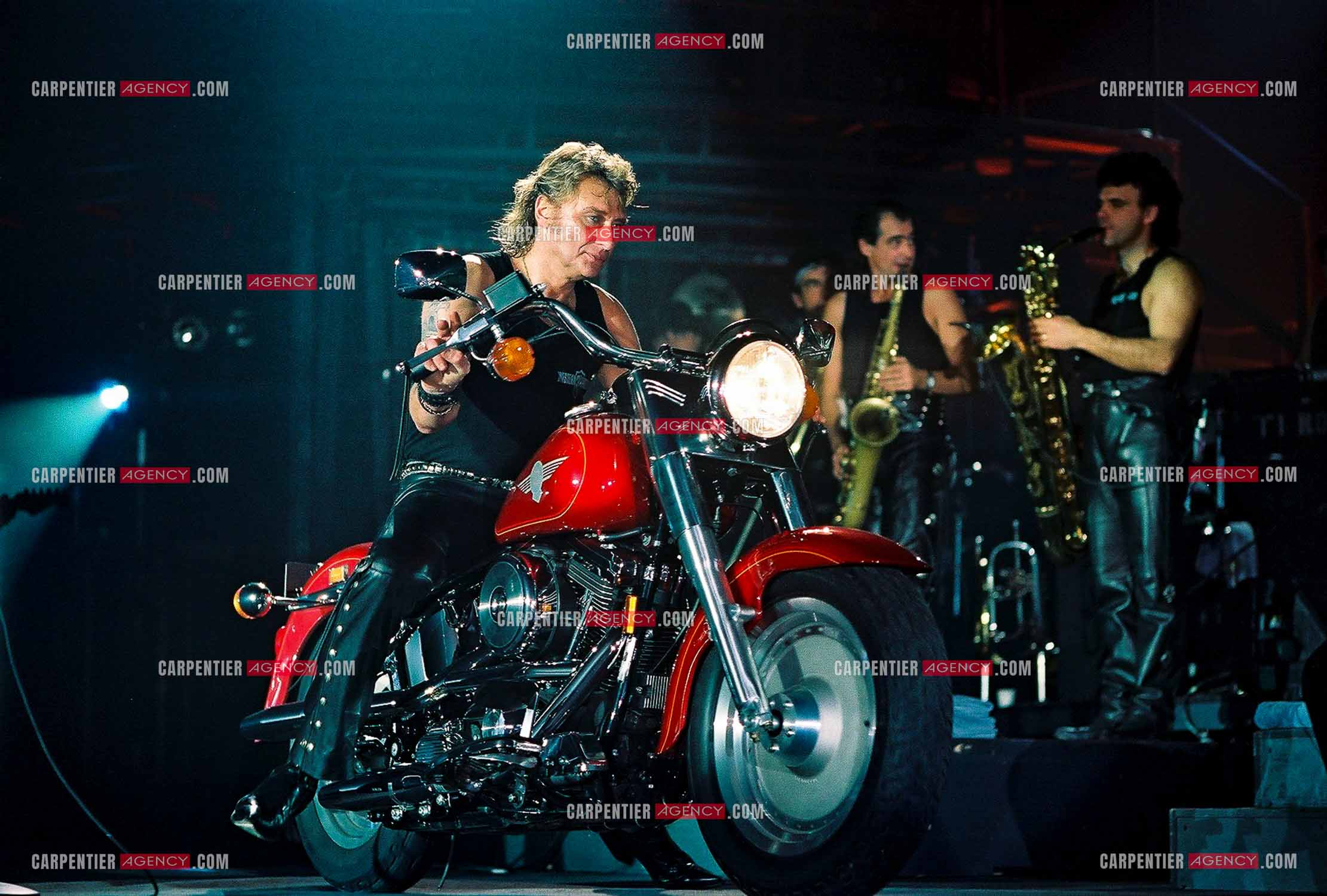 Le chanteur Johnny Hallyday en concert au Palais omnisports de Paris-Bercy du 14 septembre au 4 octobre 1992. Chaque soir, lorsque Johnny interprètait la chanson “ Gabrielle “ il le faisait sur une Harley Davidson.       ( Exclusif )