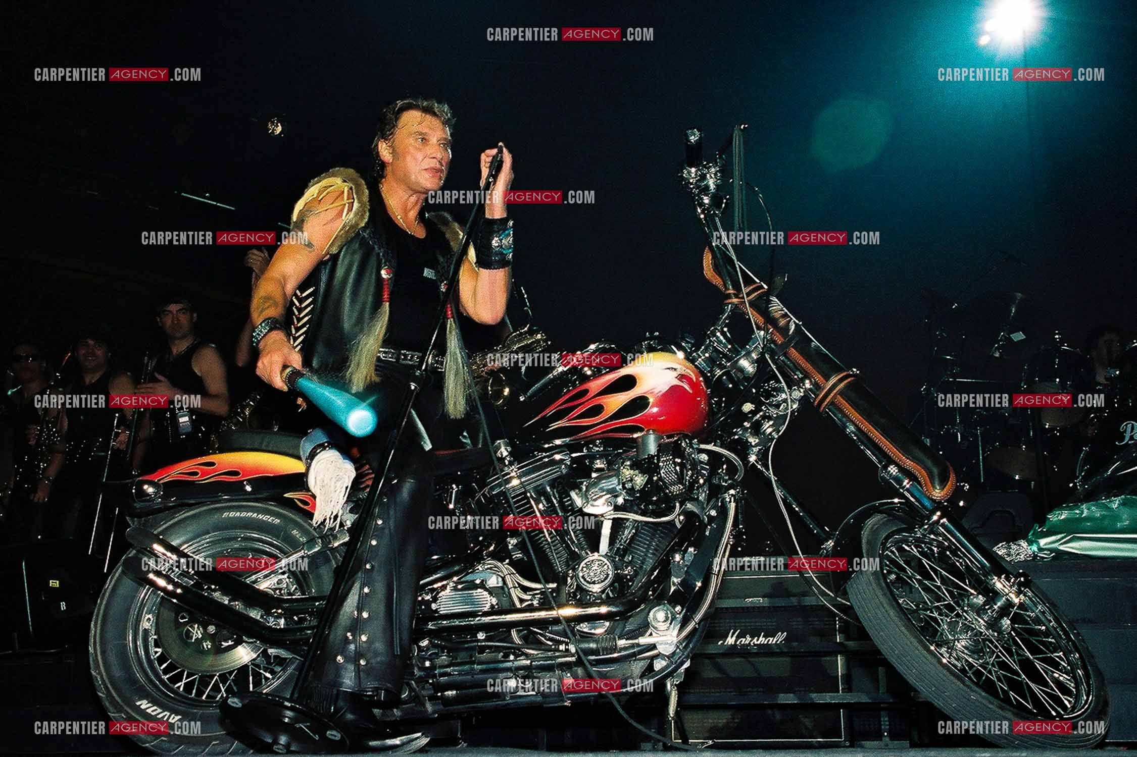Le chanteur Johnny Hallyday en concert au Palais omnisports de Paris-Bercy du 14 septembre au 4 octobre 1992. Chaque soir, lorsque Johnny interprètait la chanson “ Gabrielle “ il le faisait sur une Harley Davidson.       ( Exclusif )