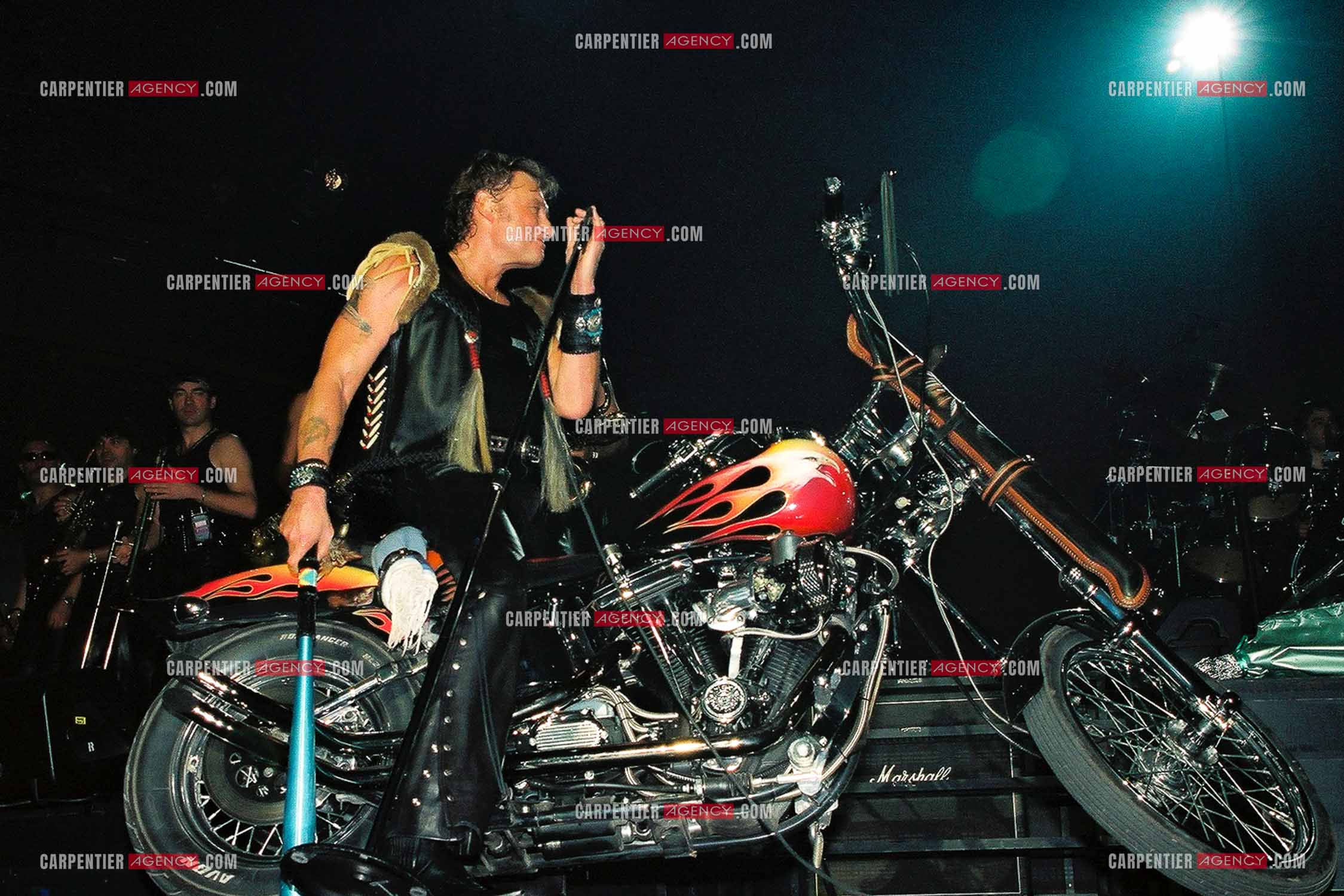 Le chanteur Johnny Hallyday en concert au Palais omnisports de Paris-Bercy du 14 septembre au 4 octobre 1992. Chaque soir, lorsque Johnny interprètait la chanson “ Gabrielle “ il le faisait sur une Harley Davidson.       ( Exclusif )