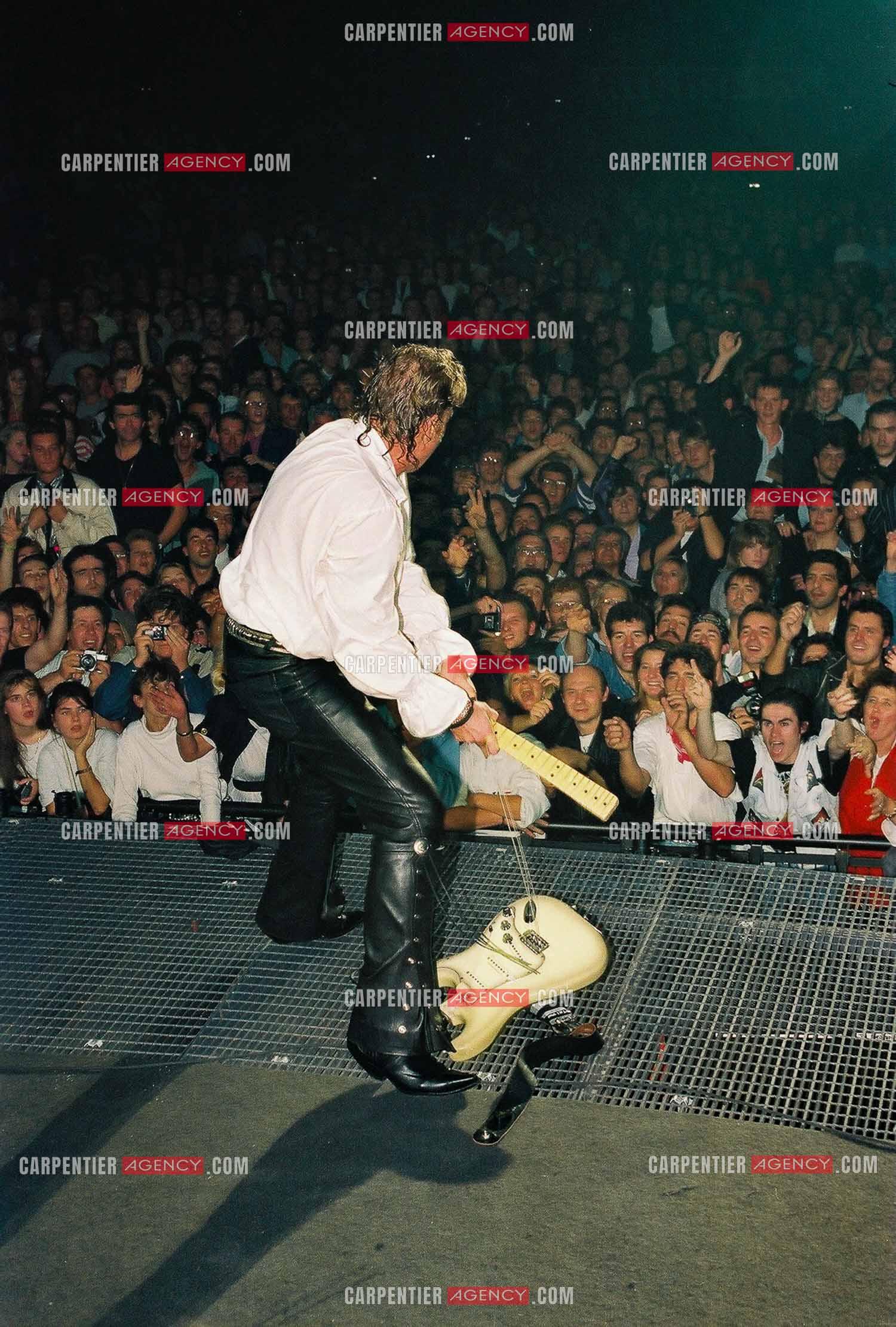 Le chanteur Johnny Hallyday en concert au Palais omnisports de Paris-Bercy du 14 septembre au 4 octobre 1992. Vue de la scène, Johnny cassant sa guitare avant de lancer les morceaux à ses fans.       ( Exclusif )