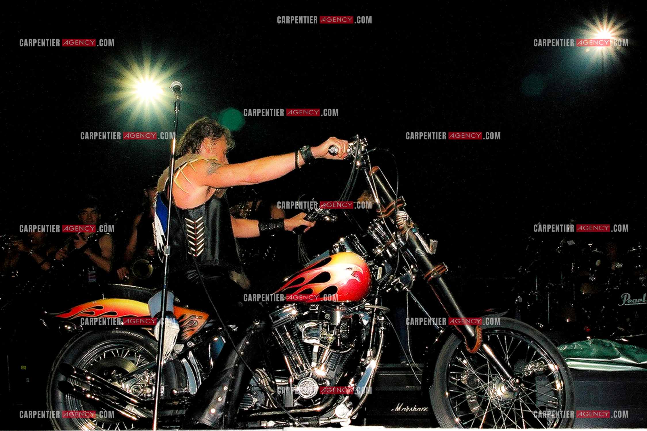 Le chanteur Johnny Hallyday en concert au Palais omnisports de Paris-Bercy du 14 septembre au 4 octobre 1992. Chaque soir, lorsque Johnny interprètait la chanson “ Gabrielle “ il le faisait sur une Harley Davidson.       ( Exclusif )