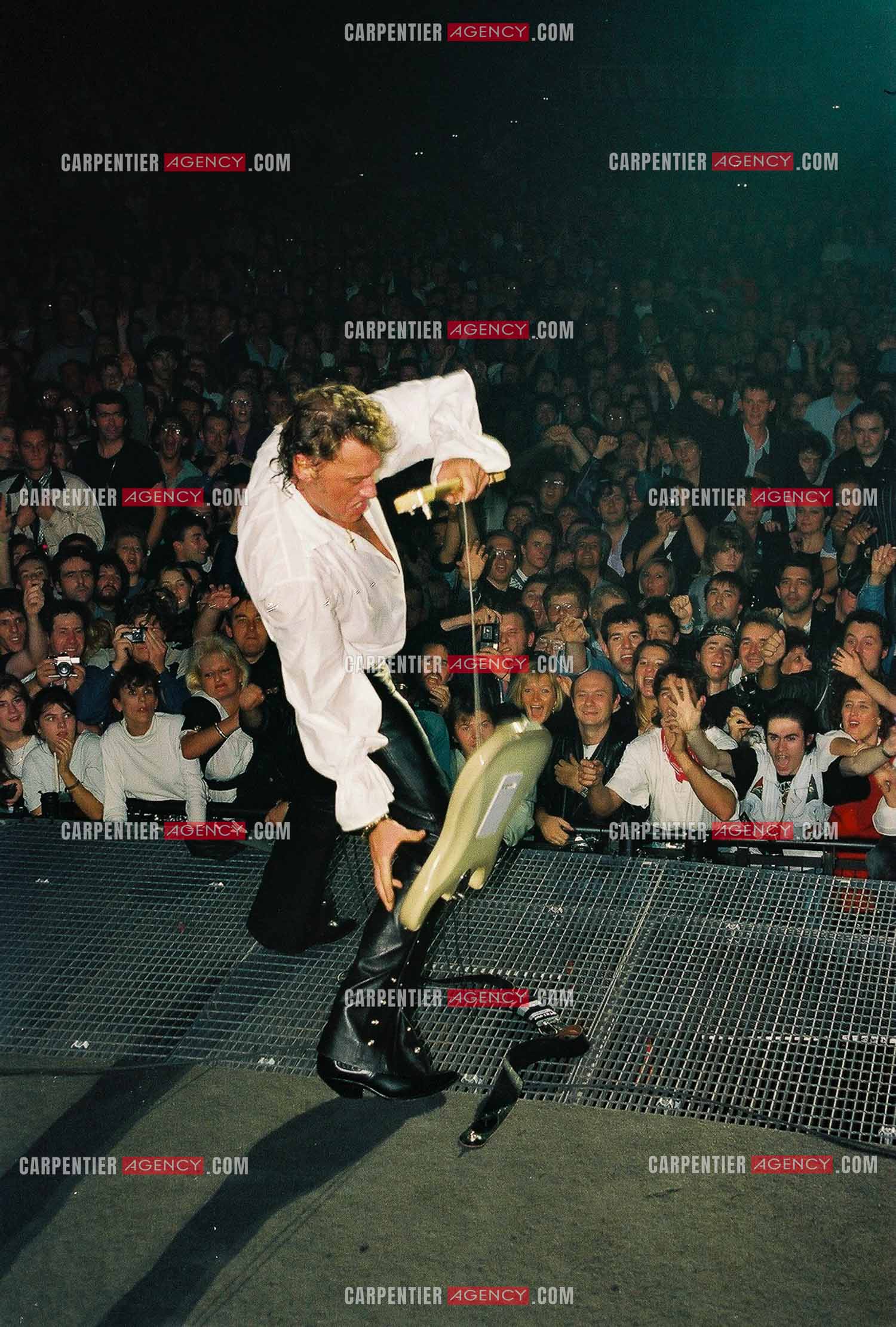 Le chanteur Johnny Hallyday en concert au Palais omnisports de Paris-Bercy du 14 septembre au 4 octobre 1992. Vue de la scène, Johnny cassant sa guitare avant de lancer les morceaux à ses fans.       ( Exclusif )