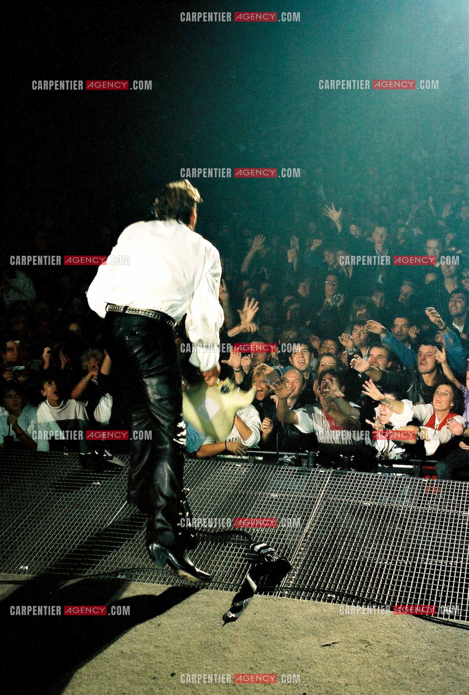 Le chanteur Johnny Hallyday en concert au Palais omnisports de Paris-Bercy du 14 septembre au 4 octobre 1992. Vue de la scène, Johnny cassant sa guitare avant de lancer les morceaux à ses fans.       ( Exclusif )