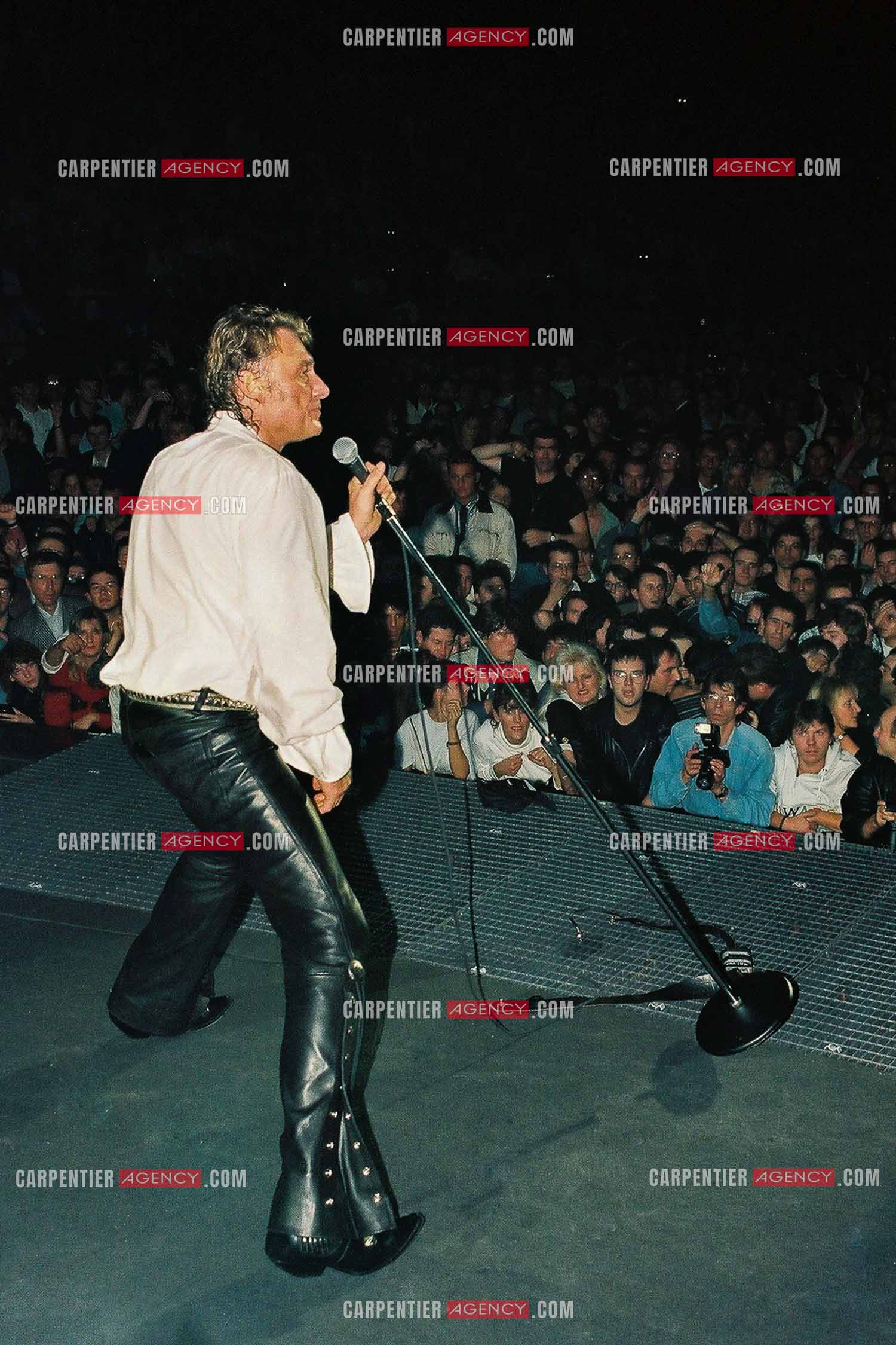 Le chanteur Johnny Hallyday en concert au Palais omnisports de Paris-Bercy du 14 septembre au 4 octobre 1992. Vue de la scène, Johnny cassant sa guitare avant de lancer les morceaux à ses fans.       ( Exclusif )