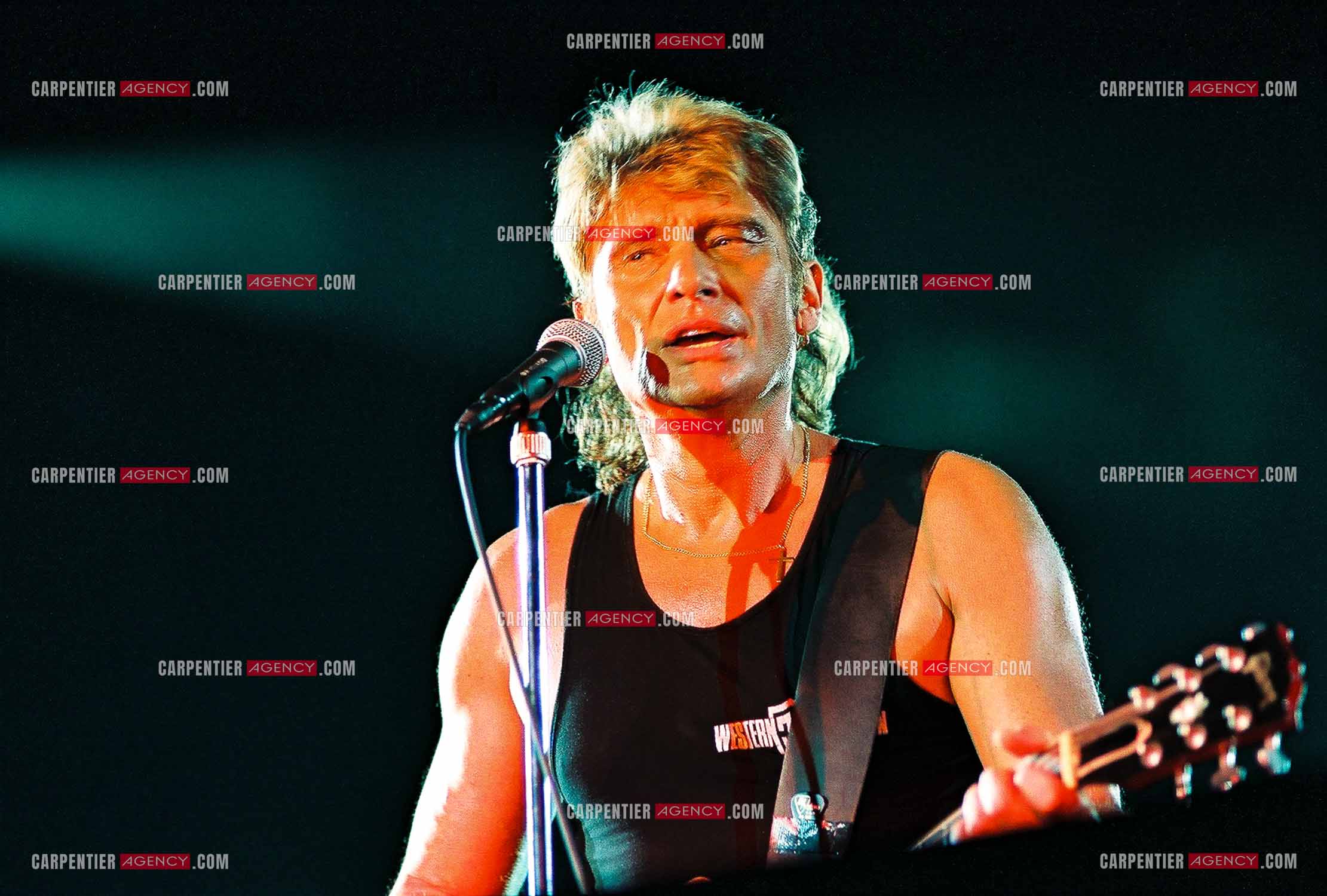 Le chanteur Johnny Hallyday en concert au Palais omnisports de Paris-Bercy du 14 septembre au 4 octobre 1992.        ( Exclusif )