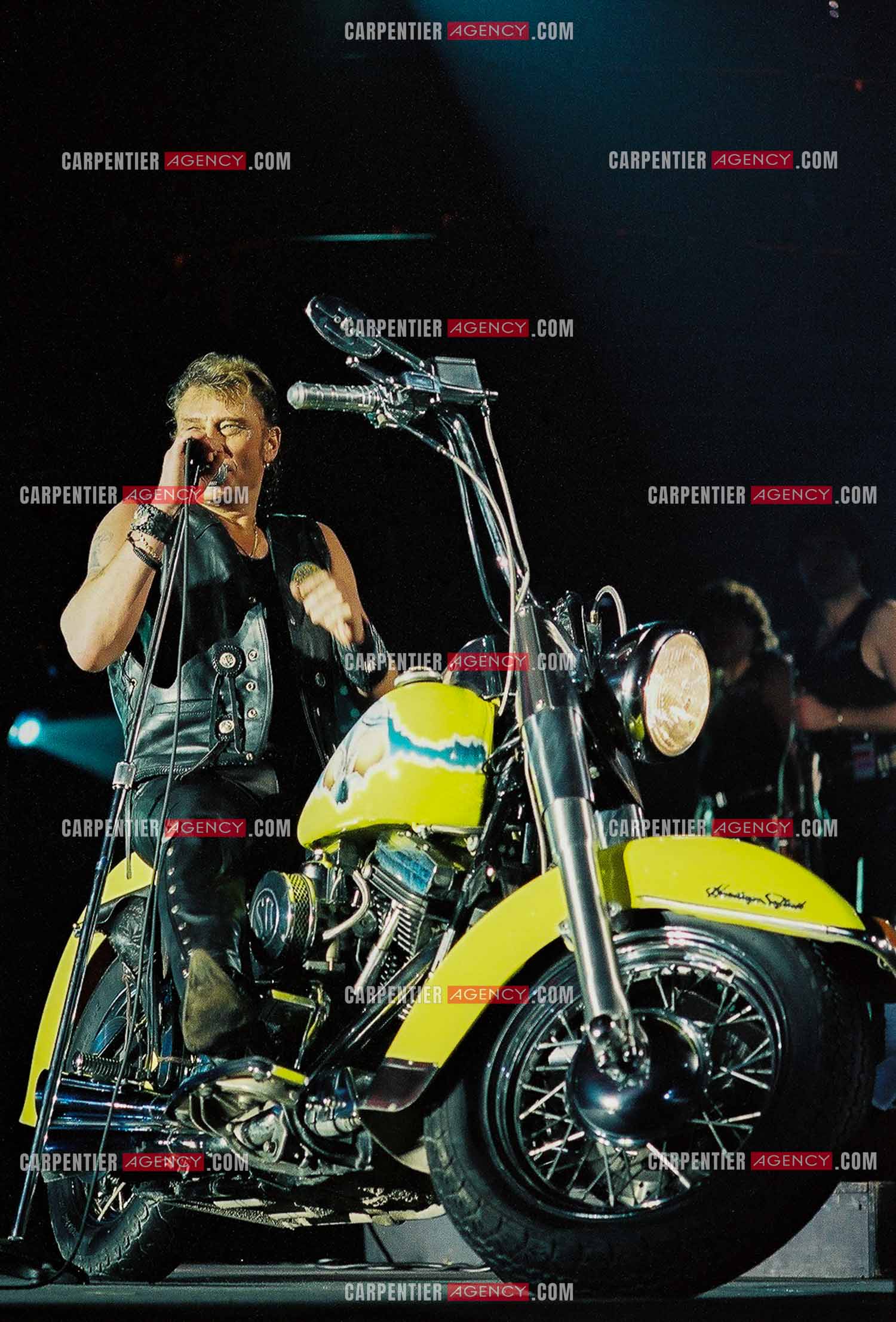 Le chanteur Johnny Hallyday en concert au Palais omnisports de Paris-Bercy du 14 septembre au 4 octobre 1992. Chaque soir, lorsque Johnny interprètait la chanson “ Gabrielle “ il le faisait sur une Harley Davidson.       ( Exclusif )