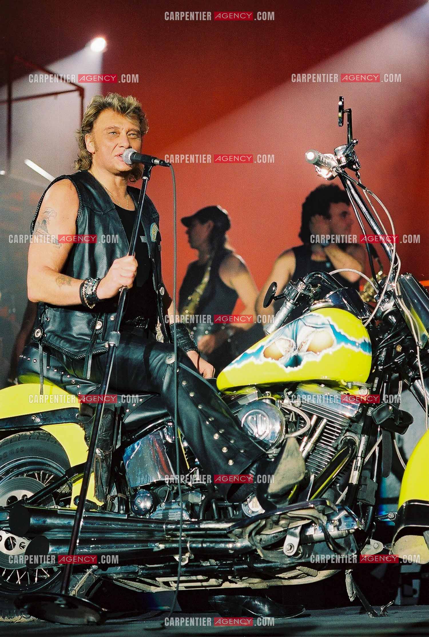 Le chanteur Johnny Hallyday en concert au Palais omnisports de Paris-Bercy du 14 septembre au 4 octobre 1992. Chaque soir, lorsque Johnny interprètait la chanson “ Gabrielle “ il le faisait sur une Harley Davidson.       ( Exclusif )