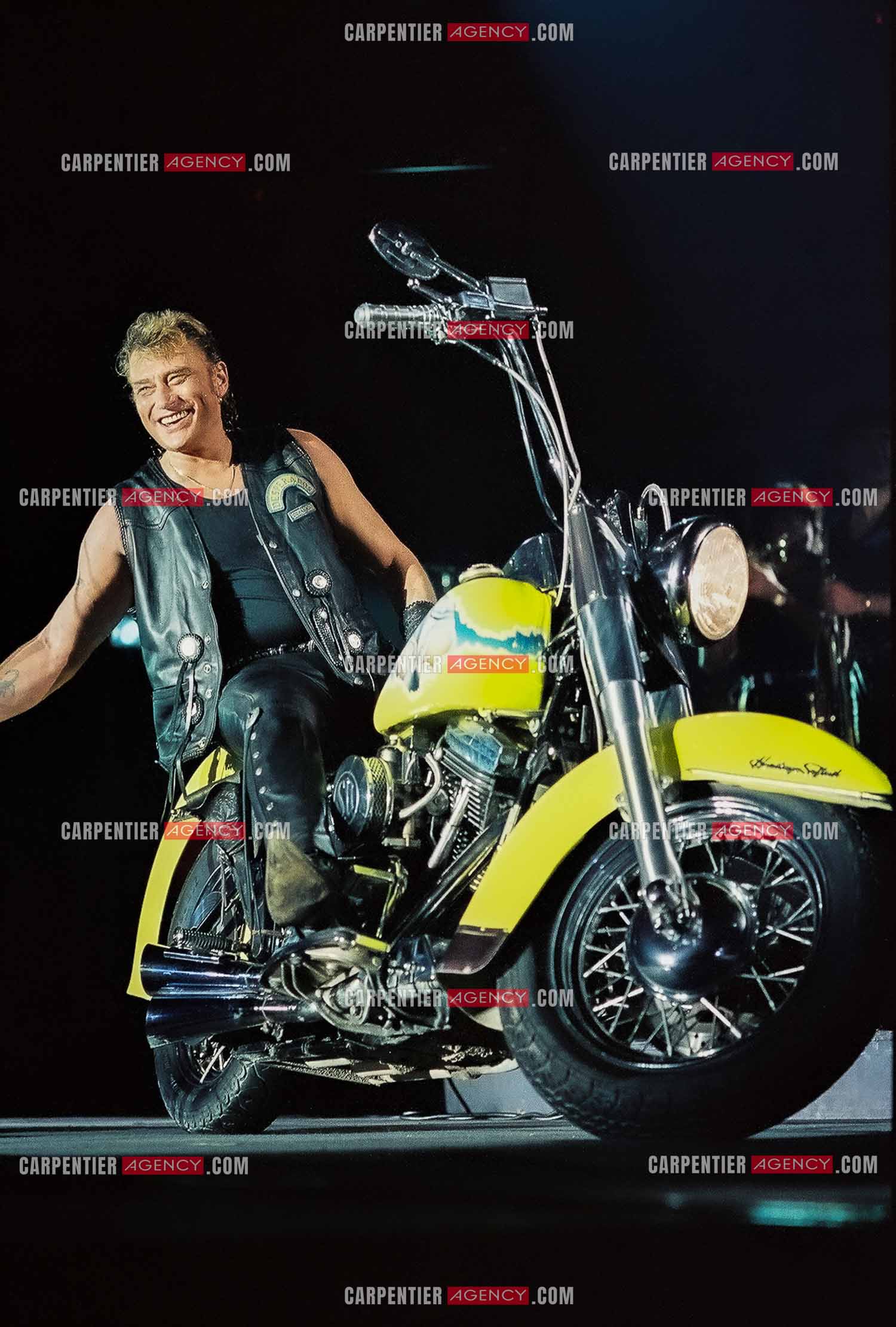 Le chanteur Johnny Hallyday en concert au Palais omnisports de Paris-Bercy du 14 septembre au 4 octobre 1992. Chaque soir, lorsque Johnny interprètait la chanson “ Gabrielle “ il le faisait sur une Harley Davidson.       ( Exclusif )