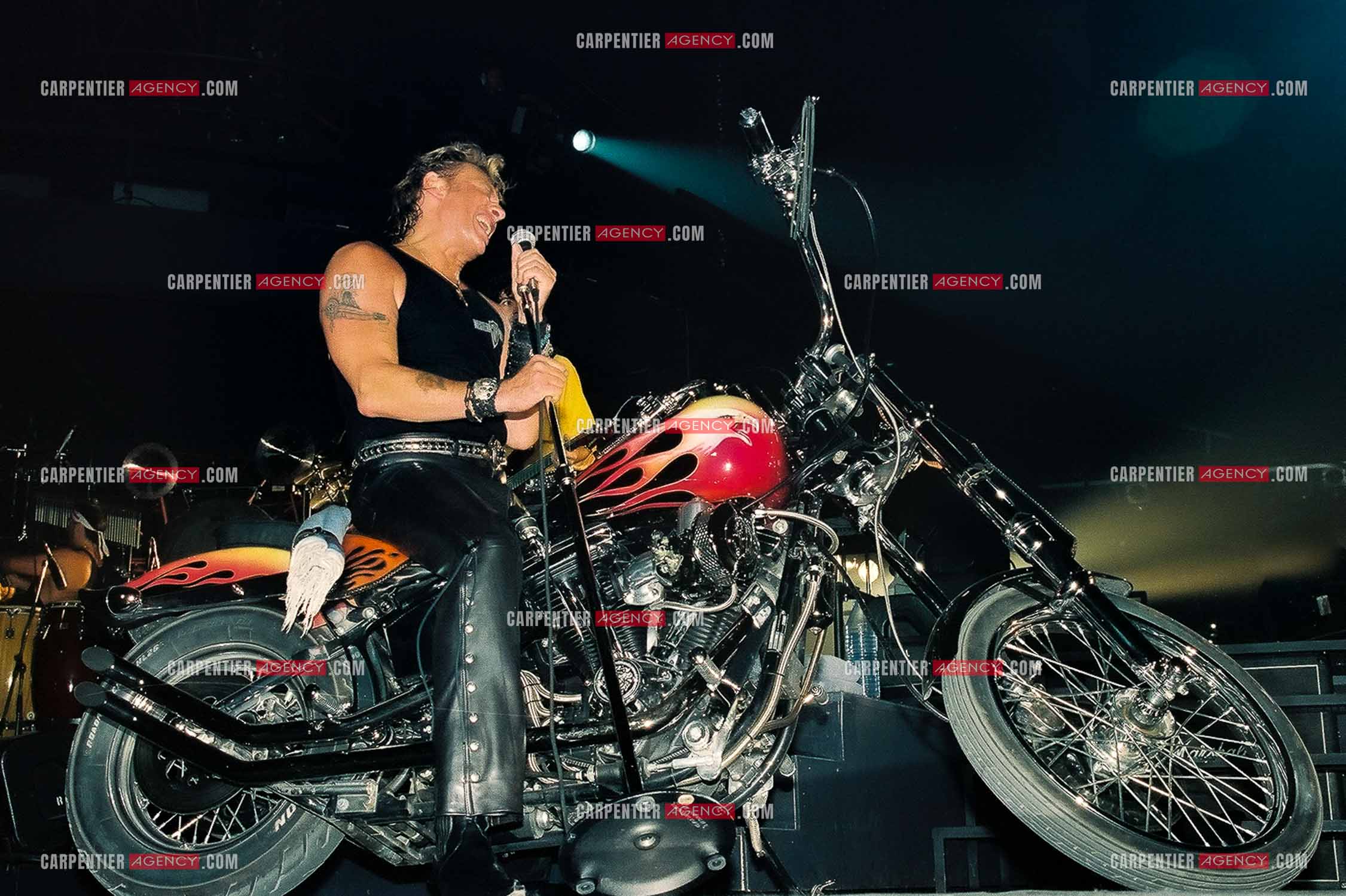 Le chanteur Johnny Hallyday en concert au Palais omnisports de Paris-Bercy du 14 septembre au 4 octobre 1992. Chaque soir, lorsque Johnny interprètait la chanson “ Gabrielle “ il le faisait sur une Harley Davidson.       ( Exclusif )