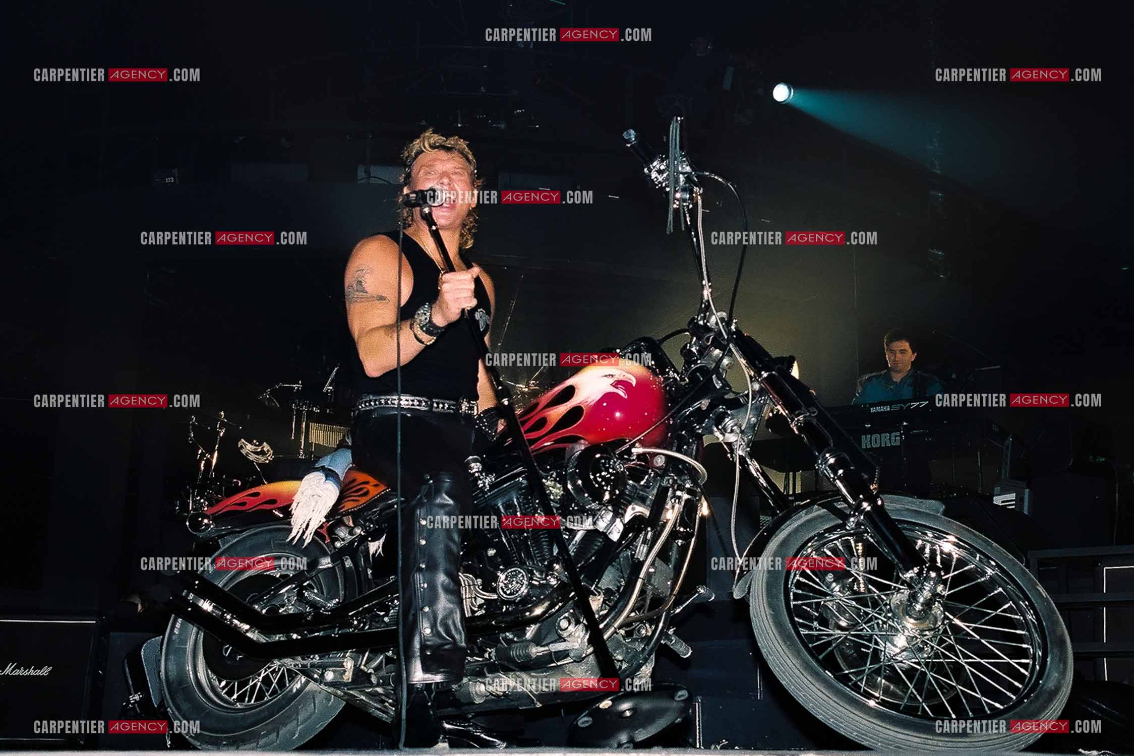 Le chanteur Johnny Hallyday en concert au Palais omnisports de Paris-Bercy du 14 septembre au 4 octobre 1992. Chaque soir, lorsque Johnny interprètait la chanson “ Gabrielle “ il le faisait sur une Harley Davidson.       ( Exclusif )