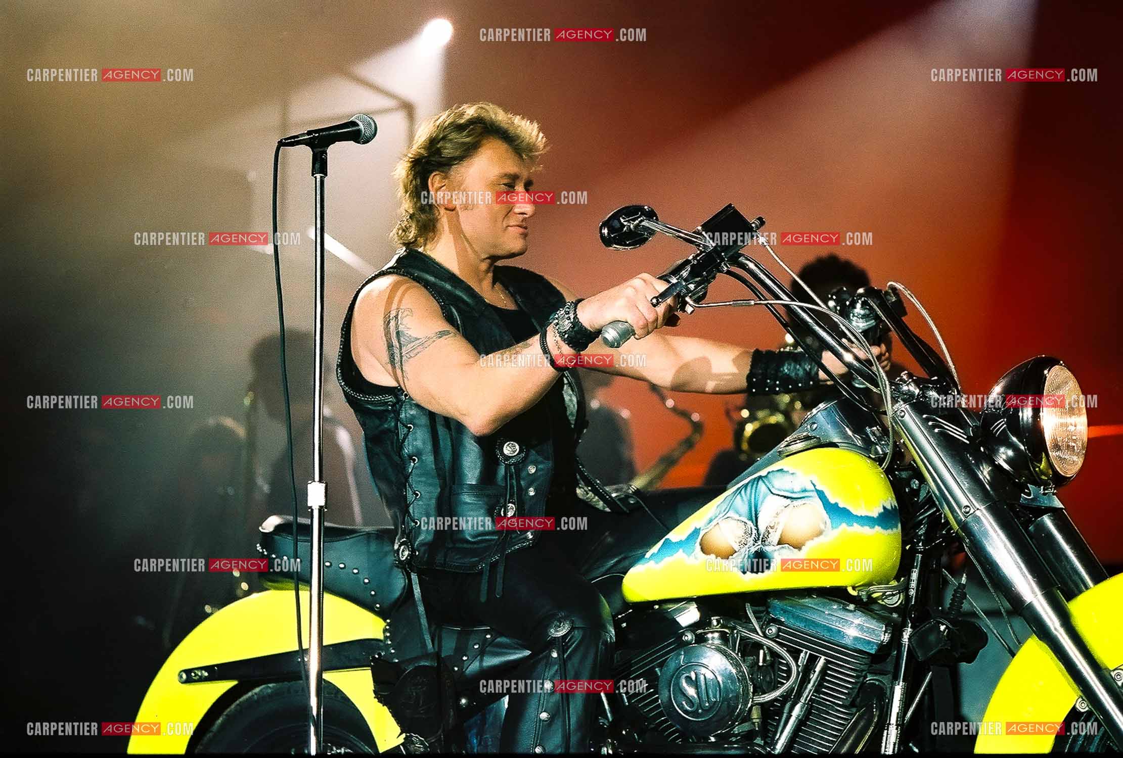 Le chanteur Johnny Hallyday en concert au Palais omnisports de Paris-Bercy du 14 septembre au 4 octobre 1992. Chaque soir, lorsque Johnny interprètait la chanson “ Gabrielle “ il le faisait sur une Harley Davidson.       ( Exclusif )