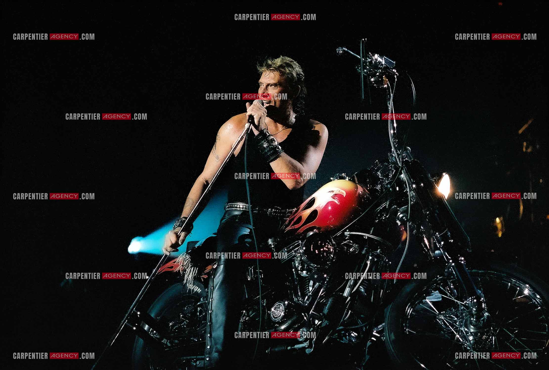 Le chanteur Johnny Hallyday en concert au Palais omnisports de Paris-Bercy du 14 septembre au 4 octobre 1992. Chaque soir, lorsque Johnny interprètait la chanson “ Gabrielle “ il le faisait sur une Harley Davidson.       ( Exclusif )
