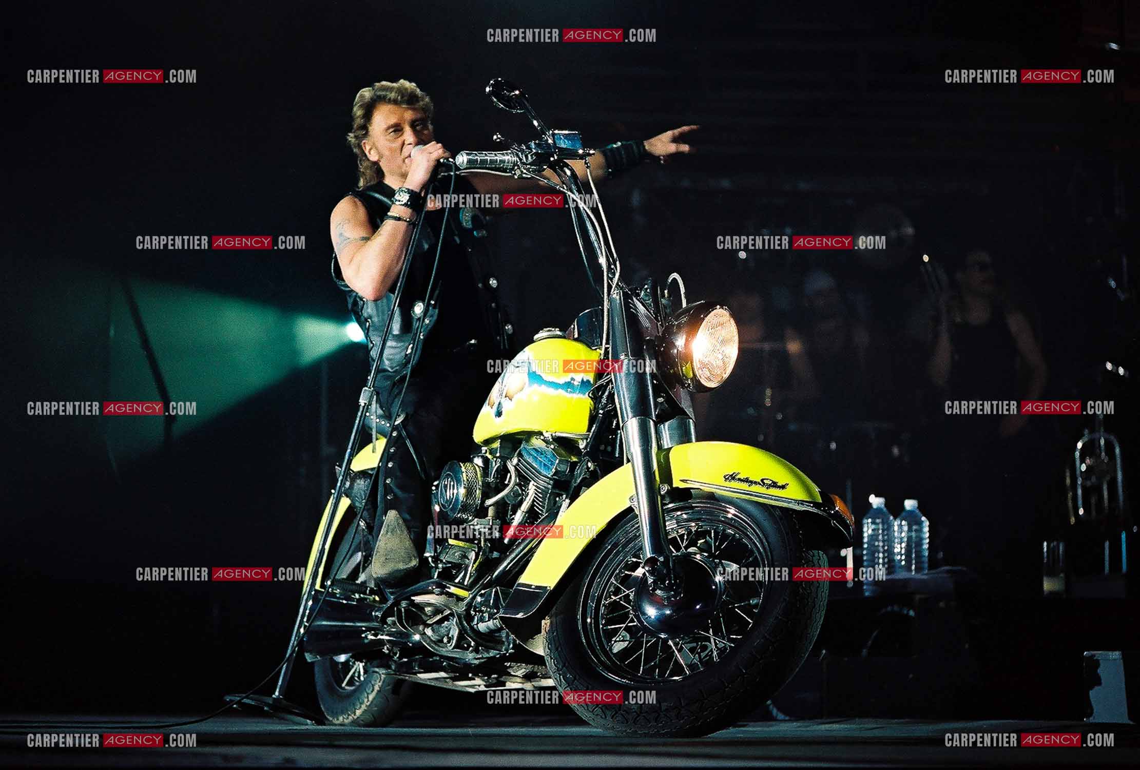 Le chanteur Johnny Hallyday en concert au Palais omnisports de Paris-Bercy du 14 septembre au 4 octobre 1992. Chaque soir, lorsque Johnny interprètait la chanson “ Gabrielle “ il le faisait sur une Harley Davidson.       ( Exclusif )