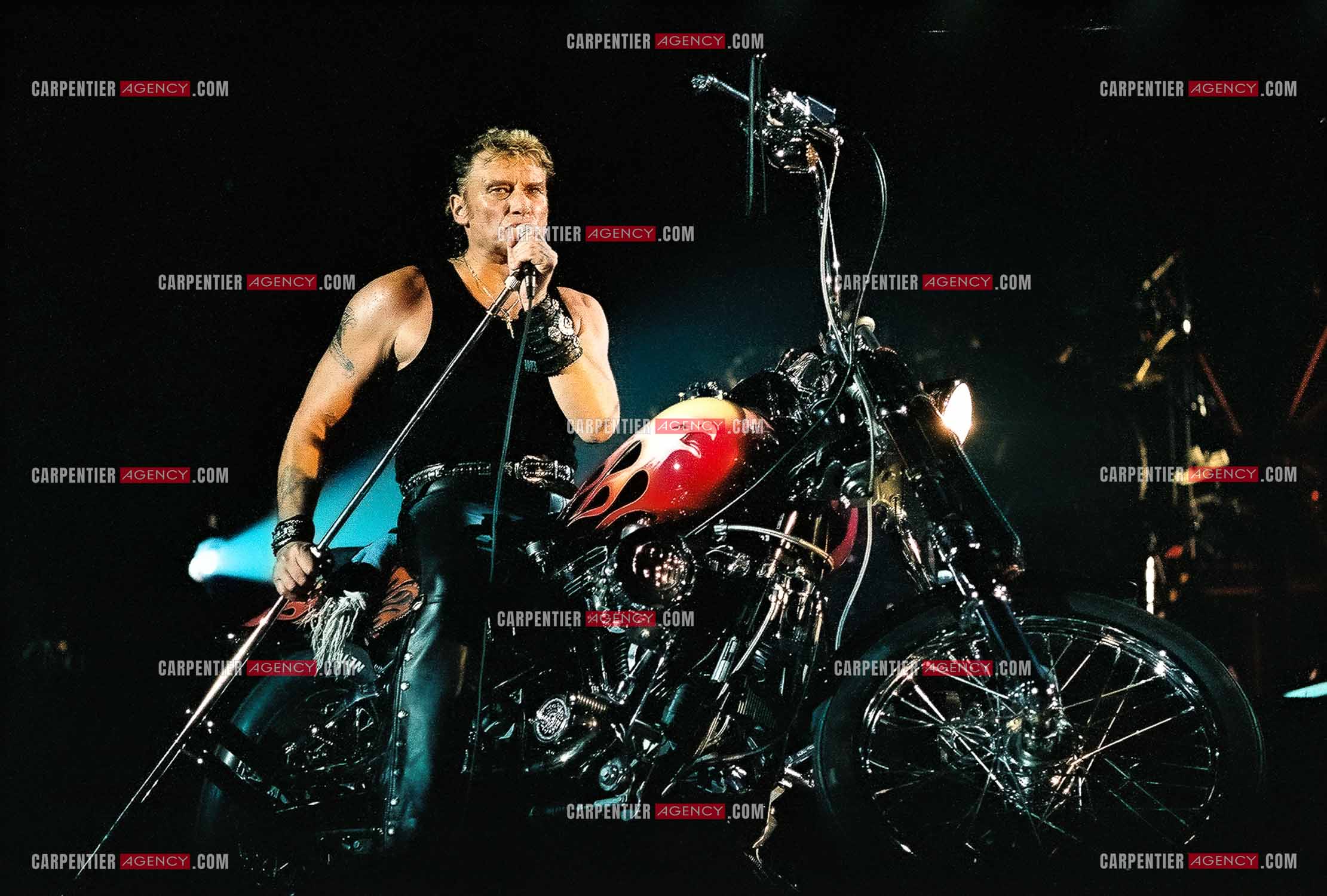 Le chanteur Johnny Hallyday en concert au Palais omnisports de Paris-Bercy du 14 septembre au 4 octobre 1992. Chaque soir, lorsque Johnny interprètait la chanson “ Gabrielle “ il le faisait sur une Harley Davidson.       ( Exclusif )