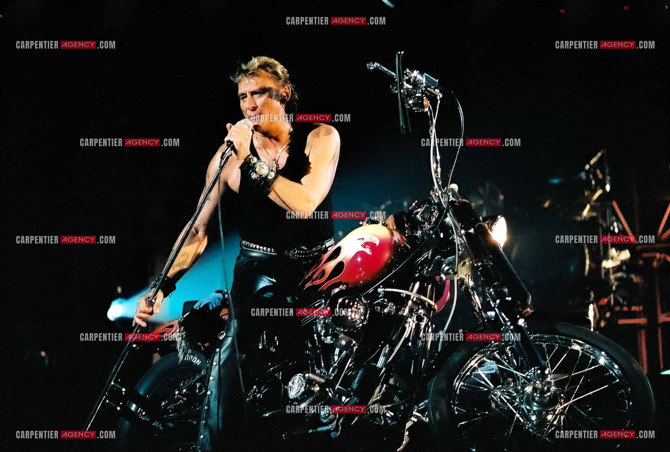 Le chanteur Johnny Hallyday en concert au Palais omnisports de Paris-Bercy du 14 septembre au 4 octobre 1992. Chaque soir, lorsque Johnny interprètait la chanson “ Gabrielle “ il le faisait sur une Harley Davidson.       ( Exclusif )