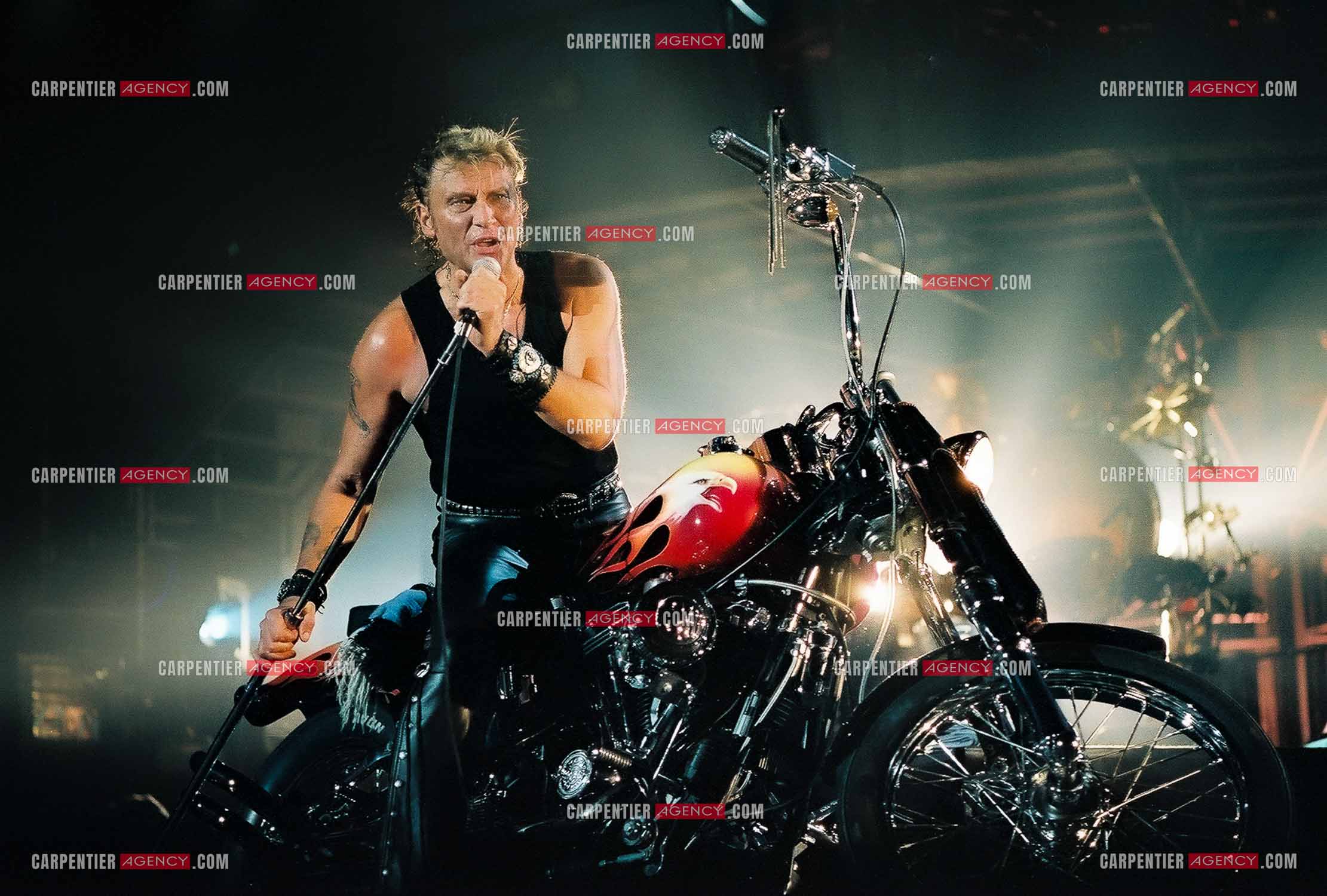 Le chanteur Johnny Hallyday en concert au Palais omnisports de Paris-Bercy du 14 septembre au 4 octobre 1992. Chaque soir, lorsque Johnny interprètait la chanson “ Gabrielle “ il le faisait sur une Harley Davidson.       ( Exclusif )