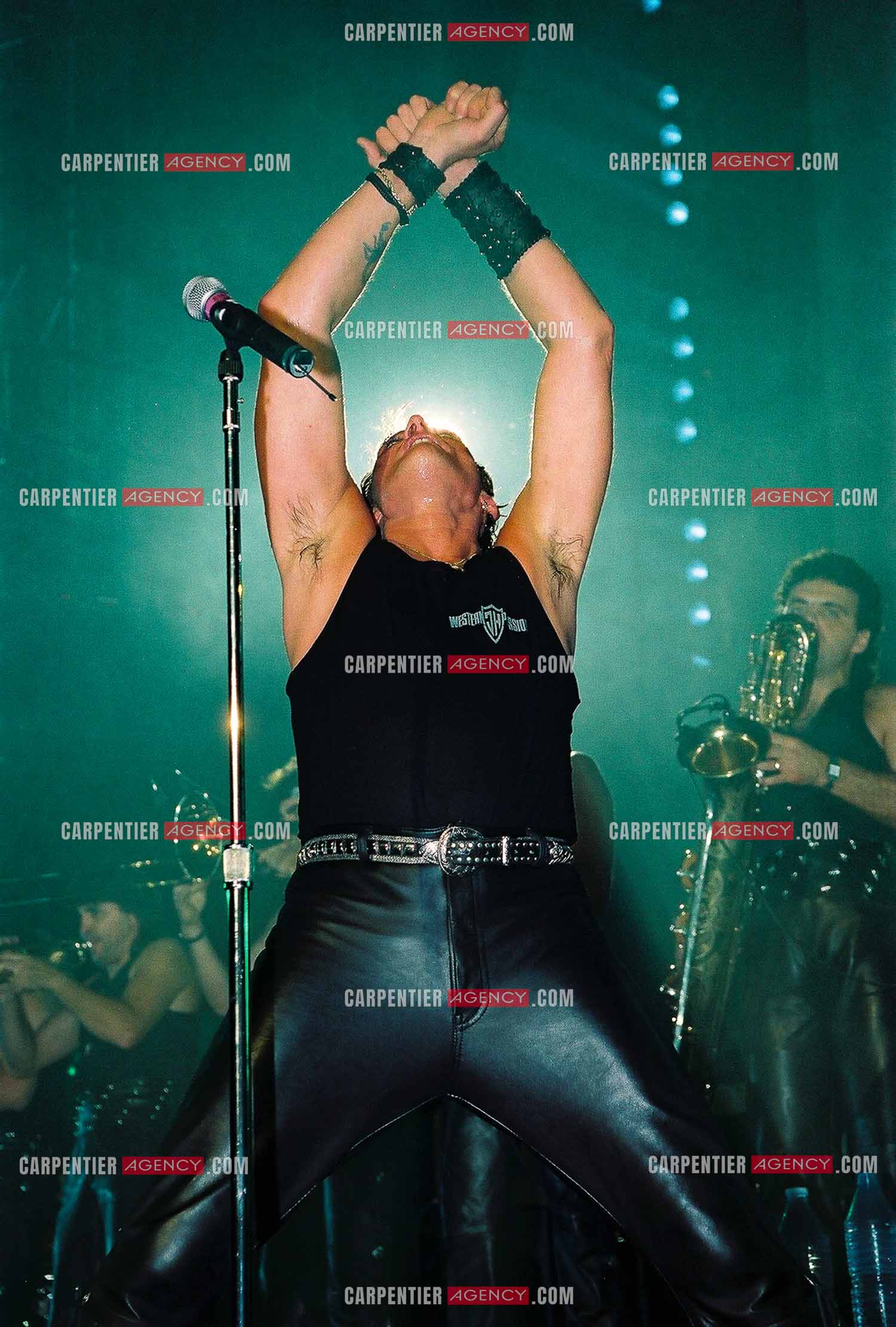 Le chanteur Johnny Hallyday en concert au Palais omnisports de Paris-Bercy du 14 septembre au 4 octobre 1992.        ( Exclusif )