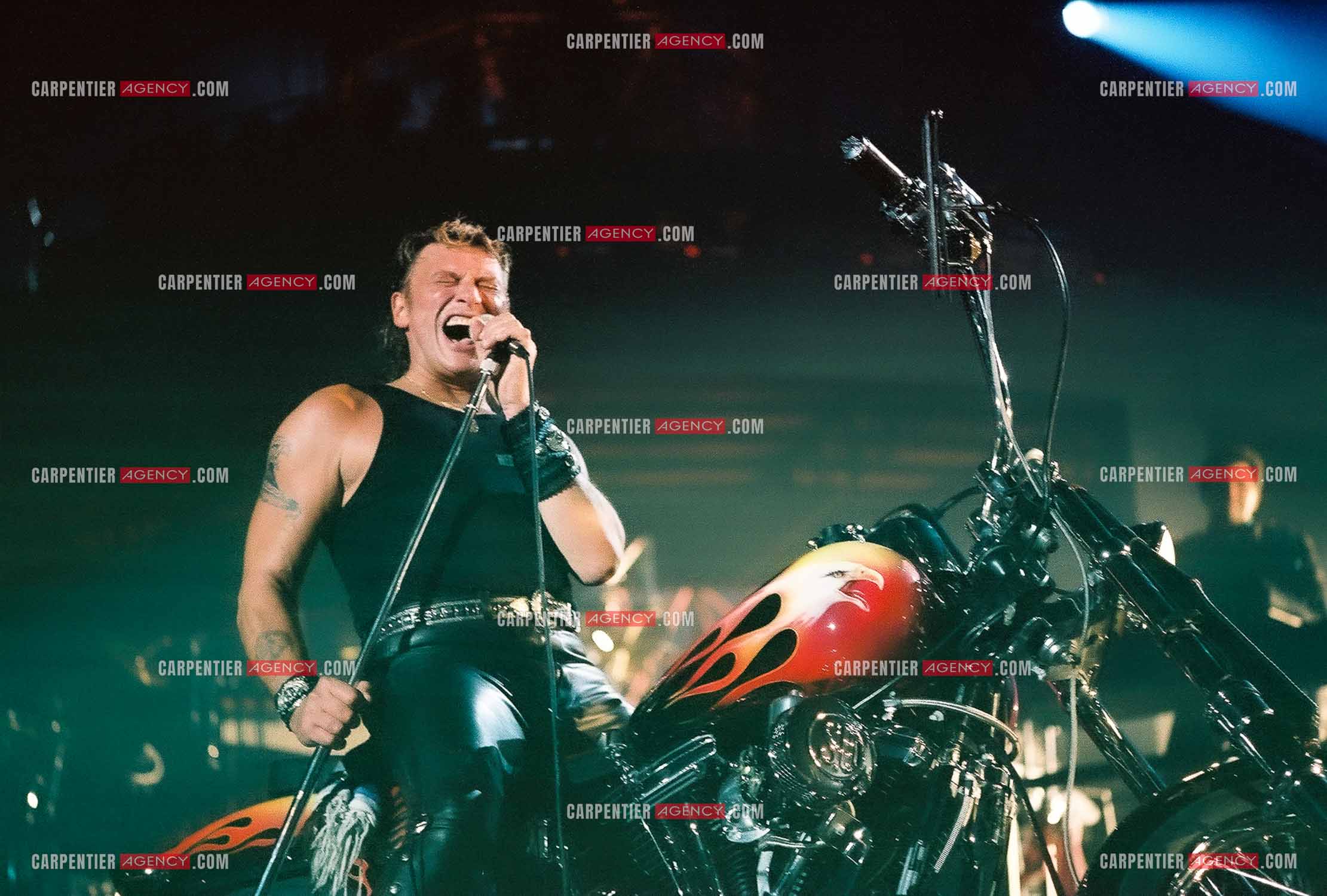Le chanteur Johnny Hallyday en concert au Palais omnisports de Paris-Bercy du 14 septembre au 4 octobre 1992. Chaque soir, lorsque Johnny interprètait la chanson “ Gabrielle “ il le faisait sur une Harley Davidson.       ( Exclusif )