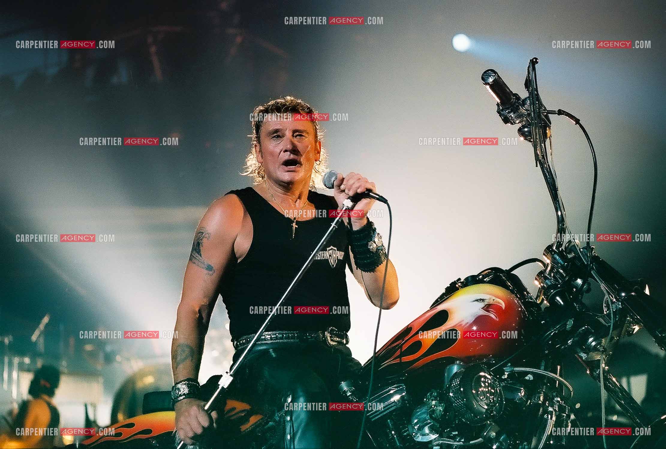 Le chanteur Johnny Hallyday en concert au Palais omnisports de Paris-Bercy du 14 septembre au 4 octobre 1992. Chaque soir, lorsque Johnny interprètait la chanson “ Gabrielle “ il le faisait sur une Harley Davidson.       ( Exclusif )