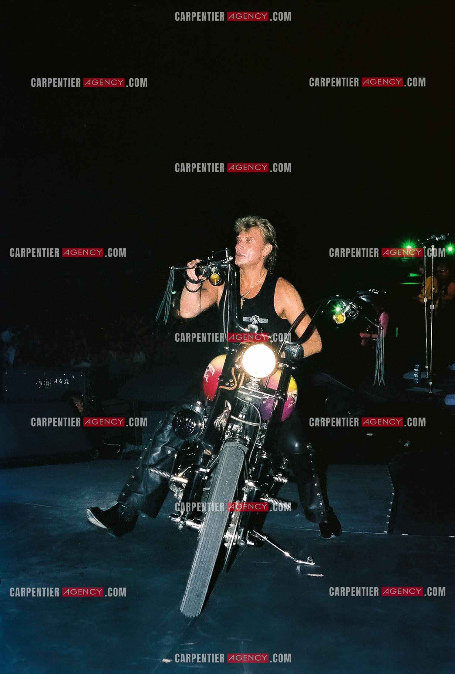 Le chanteur Johnny Hallyday en concert au Palais omnisports de Paris-Bercy du 14 septembre au 4 octobre 1992. Chaque soir, lorsque Johnny interprètait la chanson “ Gabrielle “ il le faisait sur une Harley Davidson.       ( Exclusif )