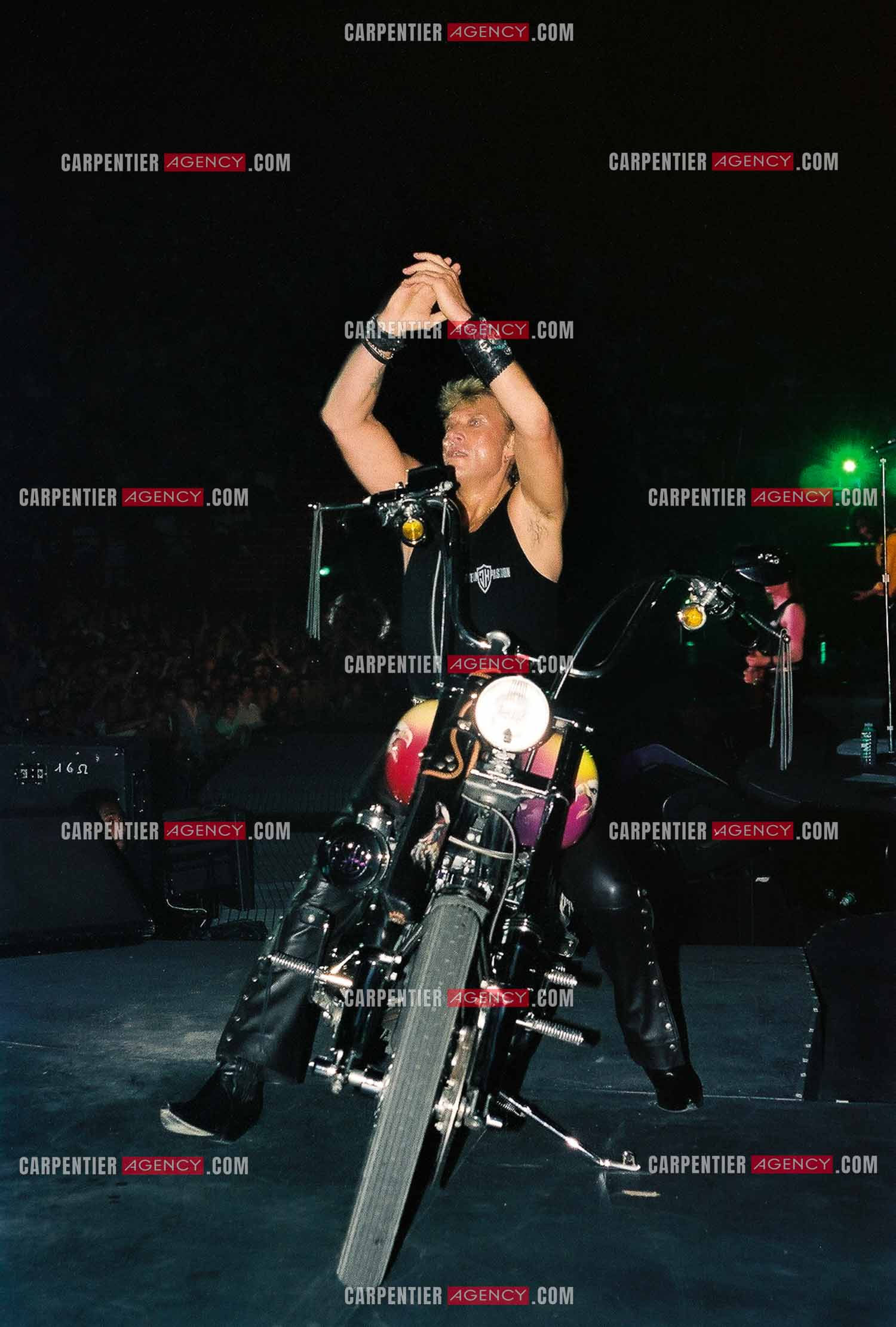 Le chanteur Johnny Hallyday en concert au Palais omnisports de Paris-Bercy du 14 septembre au 4 octobre 1992. Chaque soir, lorsque Johnny interprètait la chanson “ Gabrielle “ il le faisait sur une Harley Davidson.       ( Exclusif )