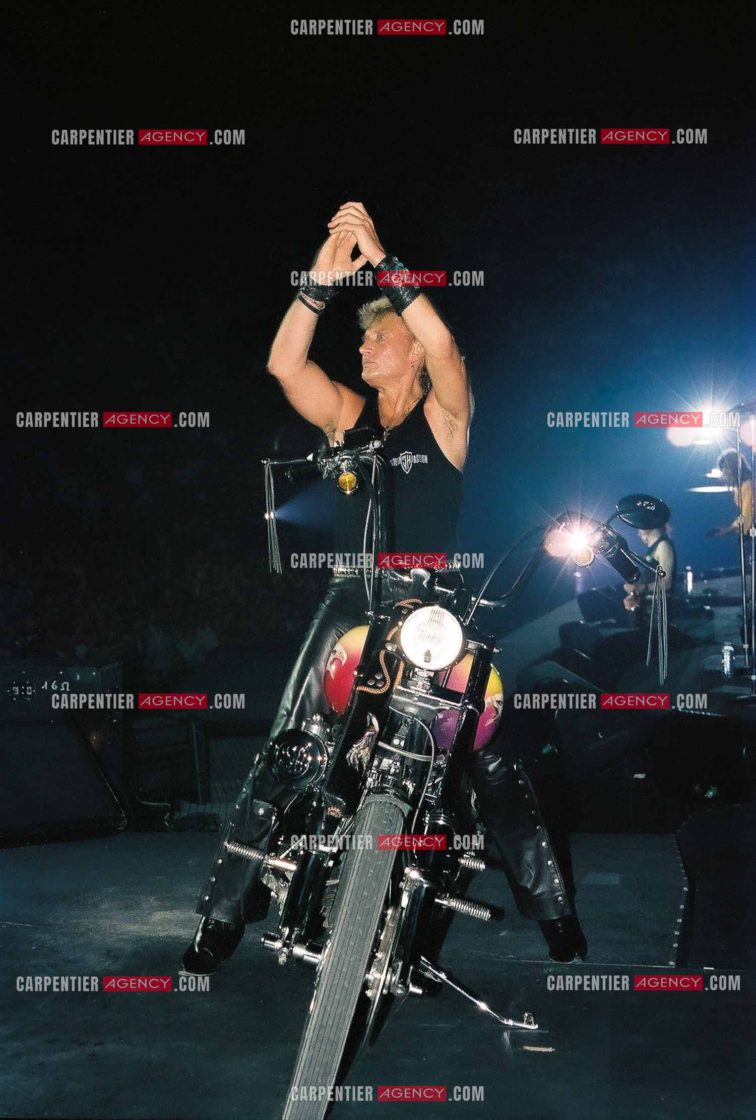 Le chanteur Johnny Hallyday en concert au Palais omnisports de Paris-Bercy du 14 septembre au 4 octobre 1992. Chaque soir, lorsque Johnny interprètait la chanson “ Gabrielle “ il le faisait sur une Harley Davidson.       ( Exclusif )