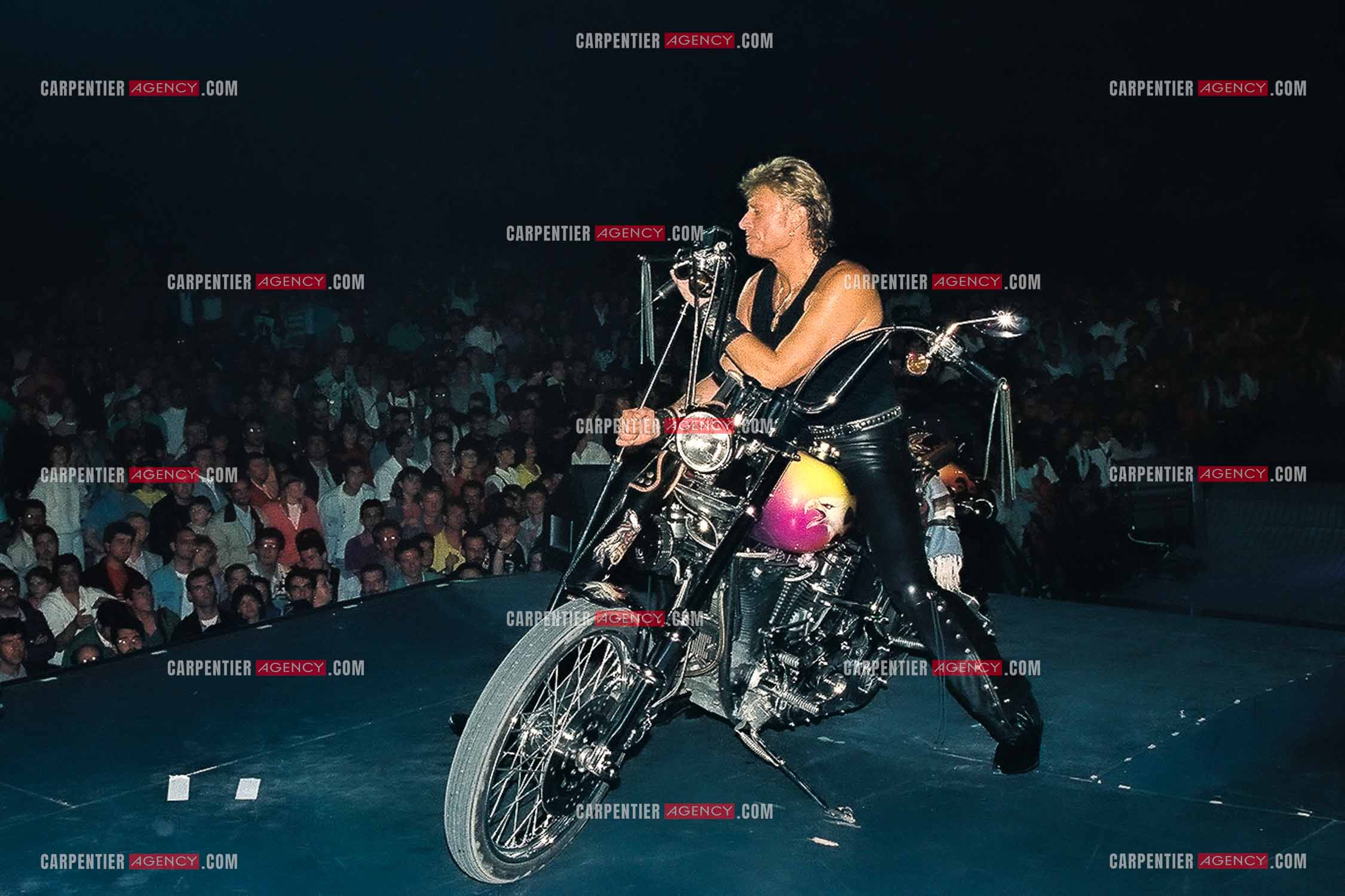 Le chanteur Johnny Hallyday en concert au Palais omnisports de Paris-Bercy du 14 septembre au 4 octobre 1992. Chaque soir, lorsque Johnny interprètait la chanson “ Gabrielle “ il le faisait sur une Harley Davidson.       ( Exclusif )