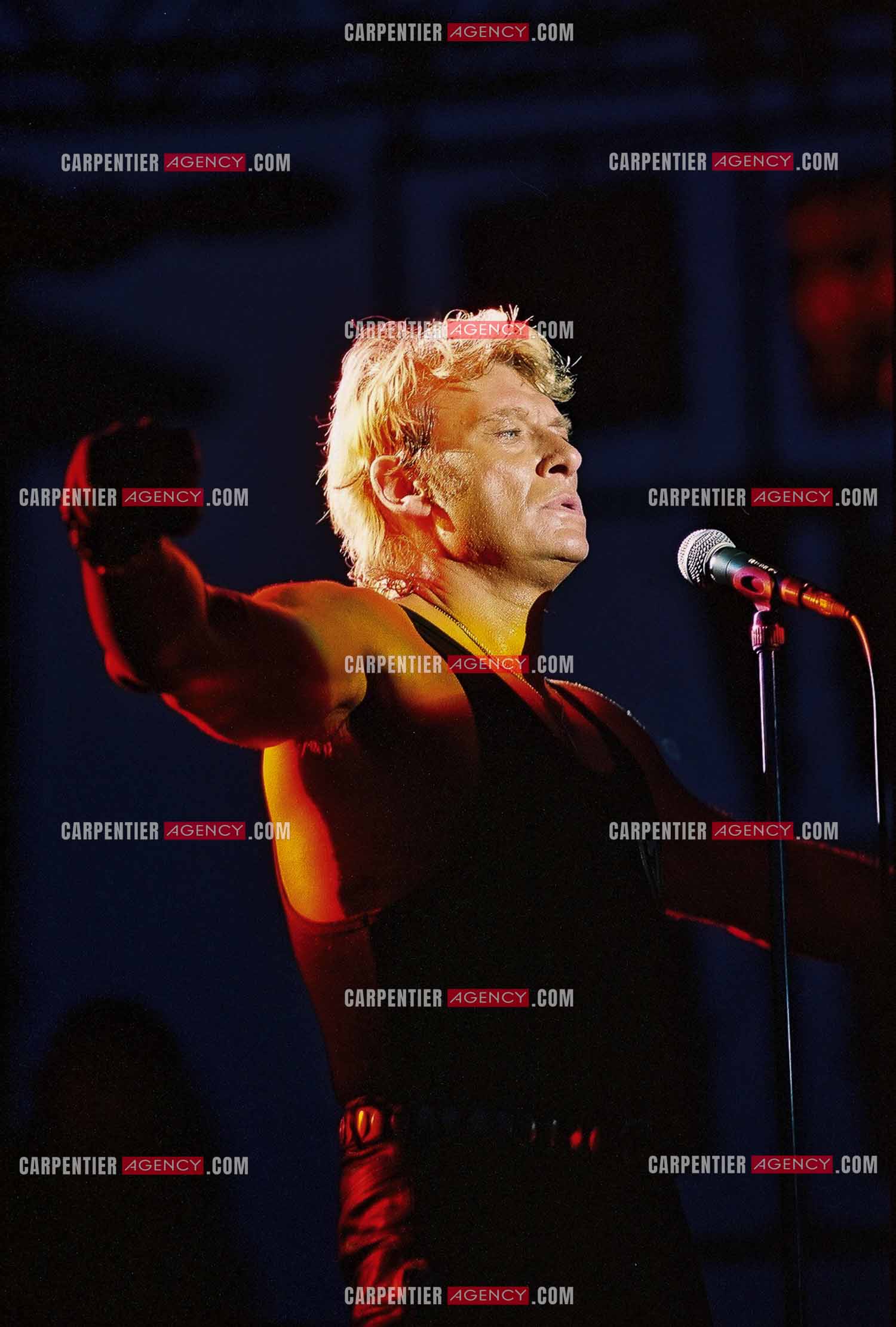 Le chanteur Johnny Hallyday en concert au Palais omnisports de Paris-Bercy du 14 septembre au 4 octobre 1992.        ( Exclusif )