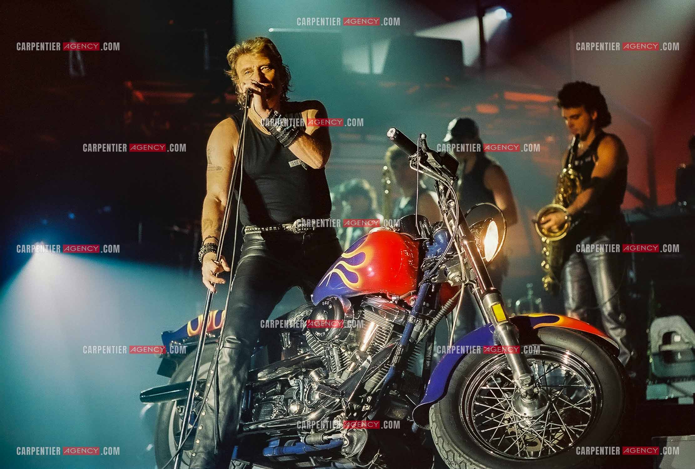Le chanteur Johnny Hallyday en concert au Palais omnisports de Paris-Bercy du 14 septembre au 4 octobre 1992. Chaque soir, lorsque Johnny interprètait la chanson “ Gabrielle “ il le faisait sur une Harley Davidson.       ( Exclusif )