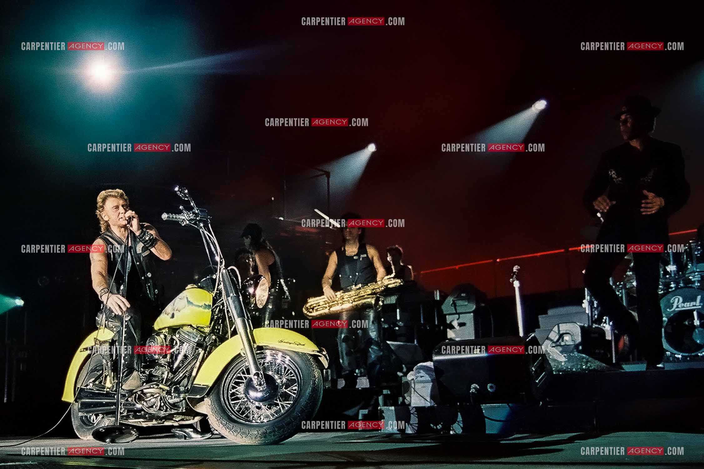 Le chanteur Johnny Hallyday en concert au Palais omnisports de Paris-Bercy du 14 septembre au 4 octobre 1992. Chaque soir, lorsque Johnny interprètait la chanson “ Gabrielle “ il le faisait sur une Harley Davidson.       ( Exclusif )