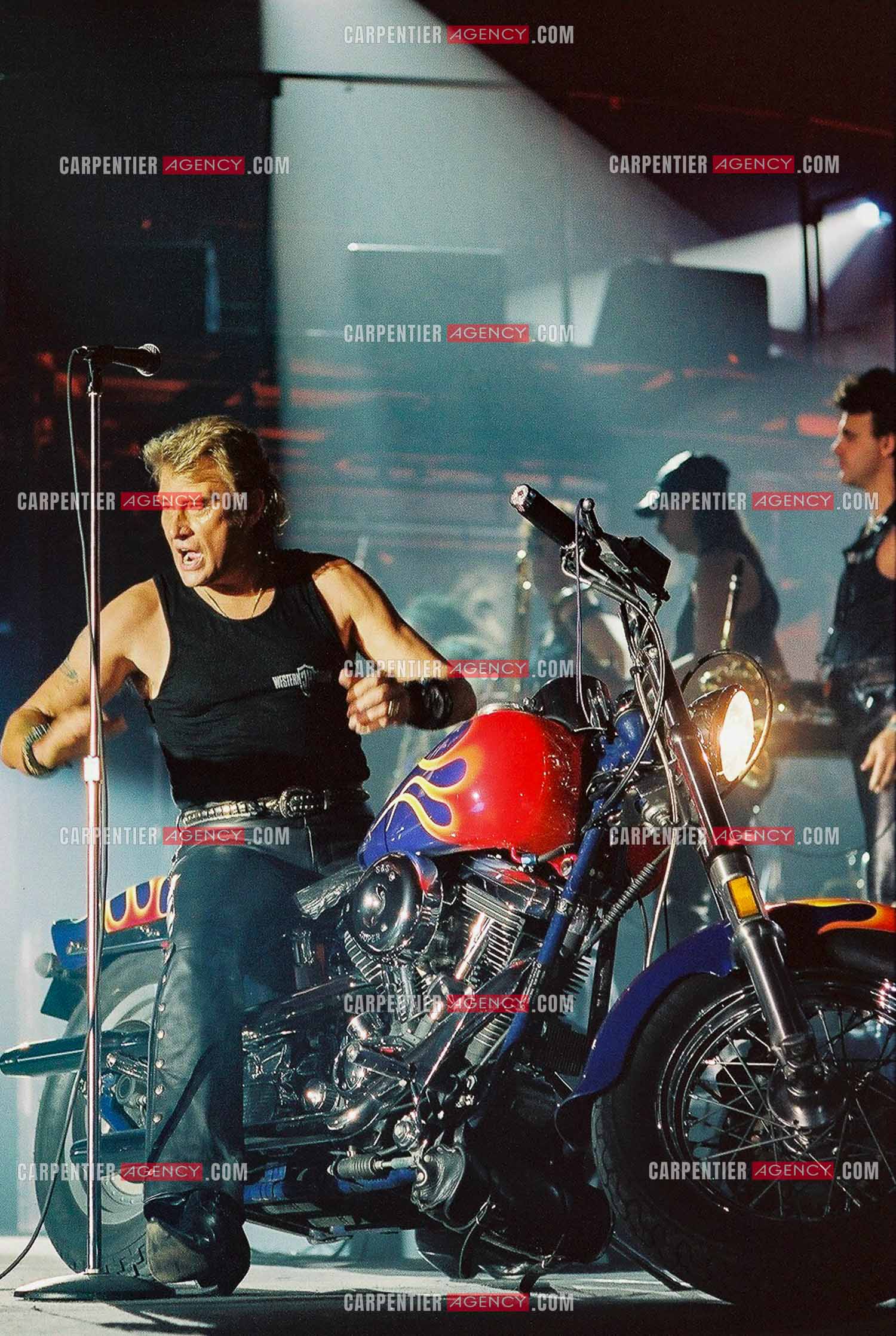 Le chanteur Johnny Hallyday en concert au Palais omnisports de Paris-Bercy du 14 septembre au 4 octobre 1992. Chaque soir, lorsque Johnny interprètait la chanson “ Gabrielle “ il le faisait sur une Harley Davidson.       ( Exclusif )