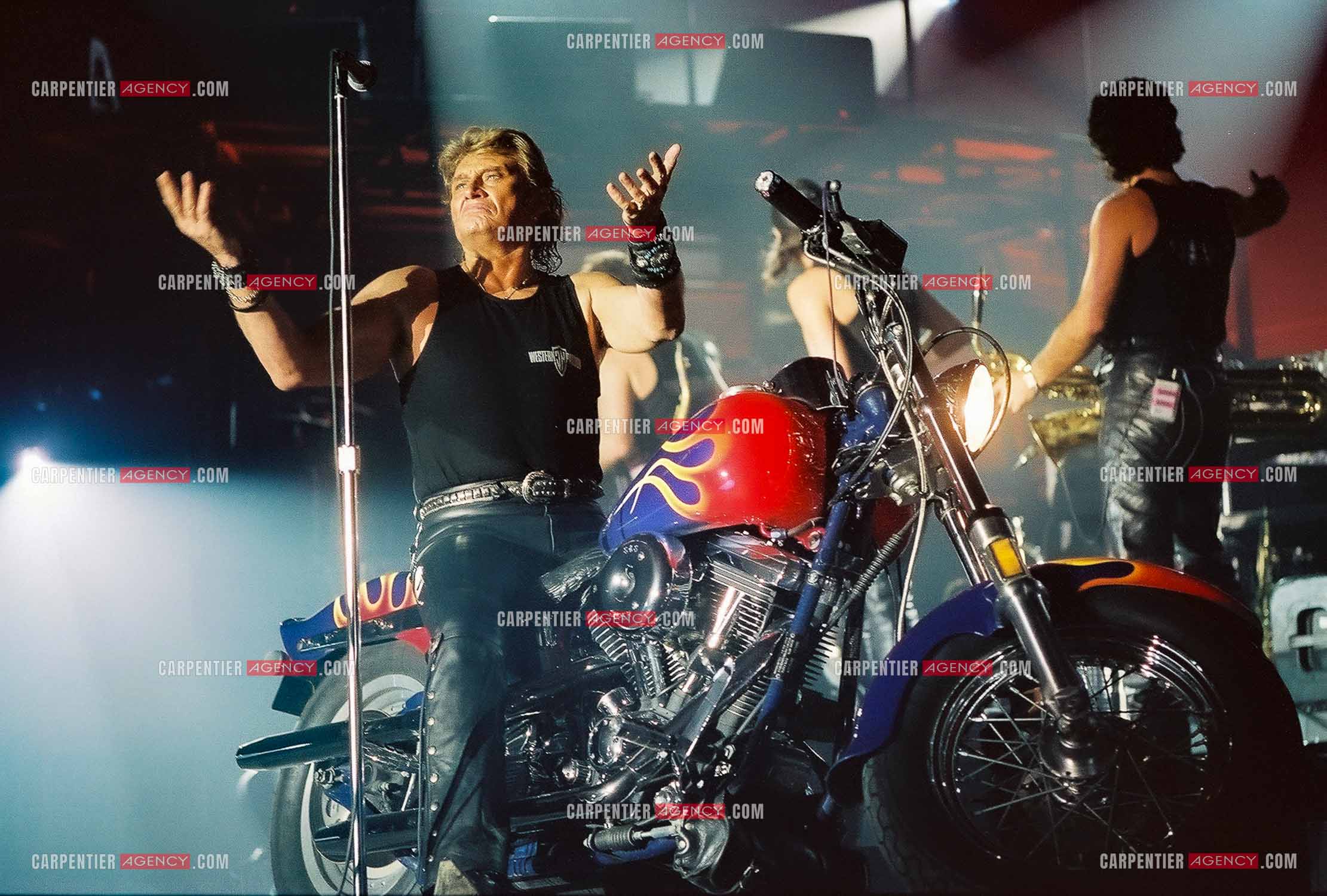 Le chanteur Johnny Hallyday en concert au Palais omnisports de Paris-Bercy du 14 septembre au 4 octobre 1992. Chaque soir, lorsque Johnny interprètait la chanson “ Gabrielle “ il le faisait sur une Harley Davidson.       ( Exclusif )