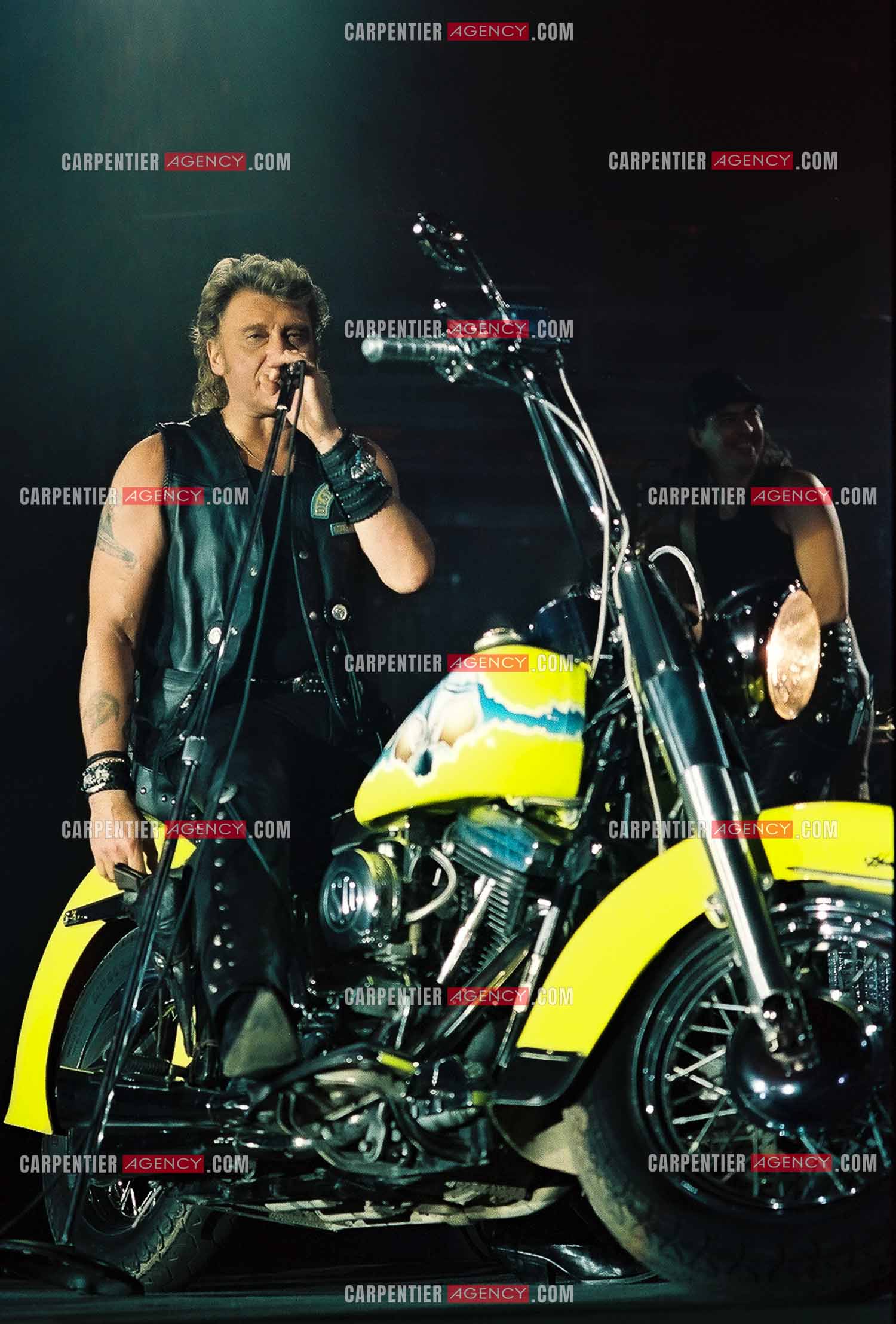 Le chanteur Johnny Hallyday en concert au Palais omnisports de Paris-Bercy du 14 septembre au 4 octobre 1992. Chaque soir, lorsque Johnny interprètait la chanson “ Gabrielle “ il le faisait sur une Harley Davidson.       ( Exclusif )