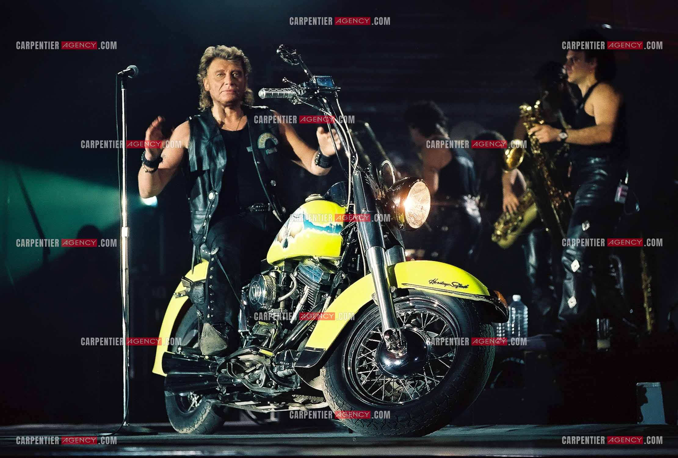 Le chanteur Johnny Hallyday en concert au Palais omnisports de Paris-Bercy du 14 septembre au 4 octobre 1992. Chaque soir, lorsque Johnny interprètait la chanson “ Gabrielle “ il le faisait sur une Harley Davidson.       ( Exclusif )
