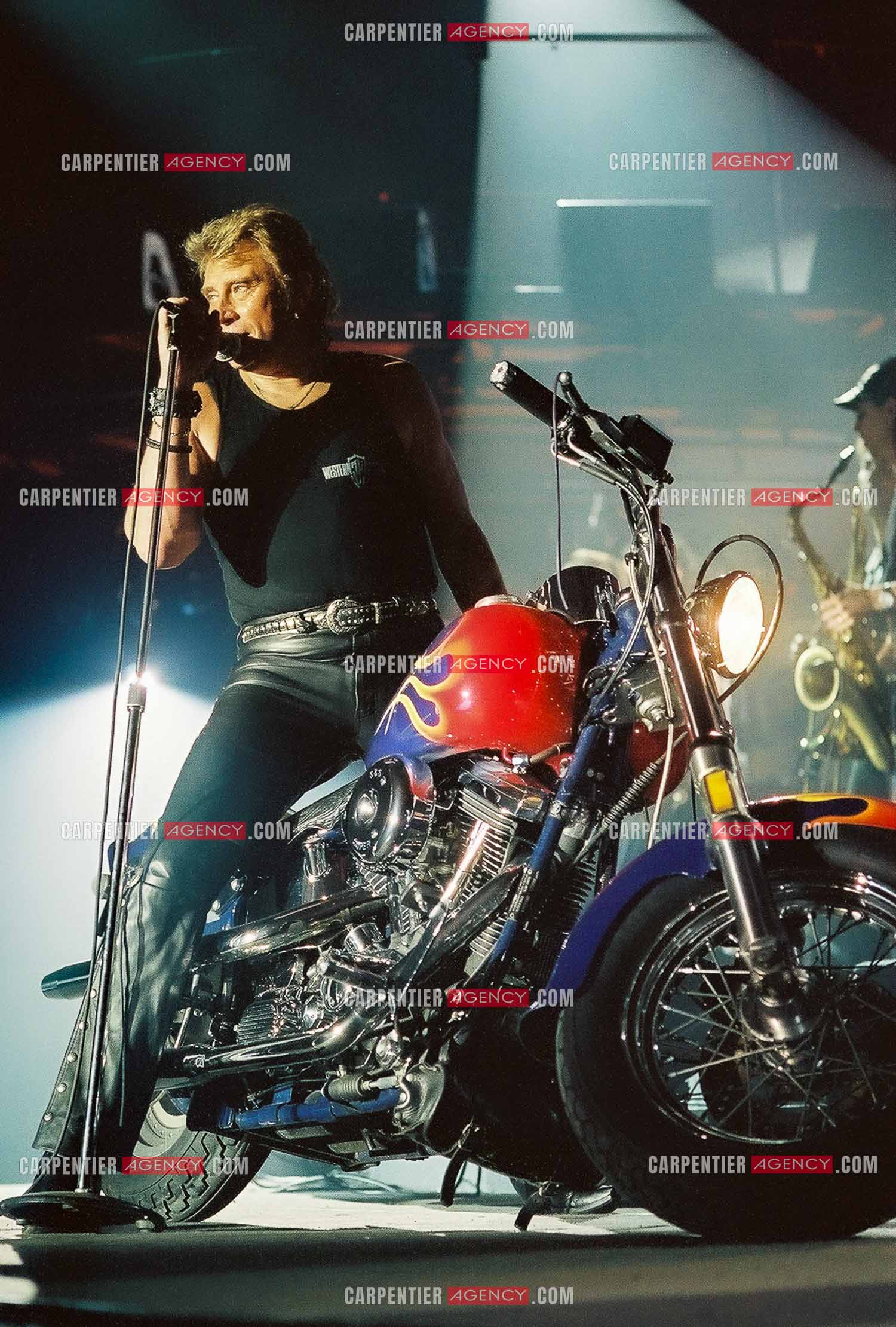 Le chanteur Johnny Hallyday en concert au Palais omnisports de Paris-Bercy du 14 septembre au 4 octobre 1992. Chaque soir, lorsque Johnny interprètait la chanson “ Gabrielle “ il le faisait sur une Harley Davidson.       ( Exclusif )