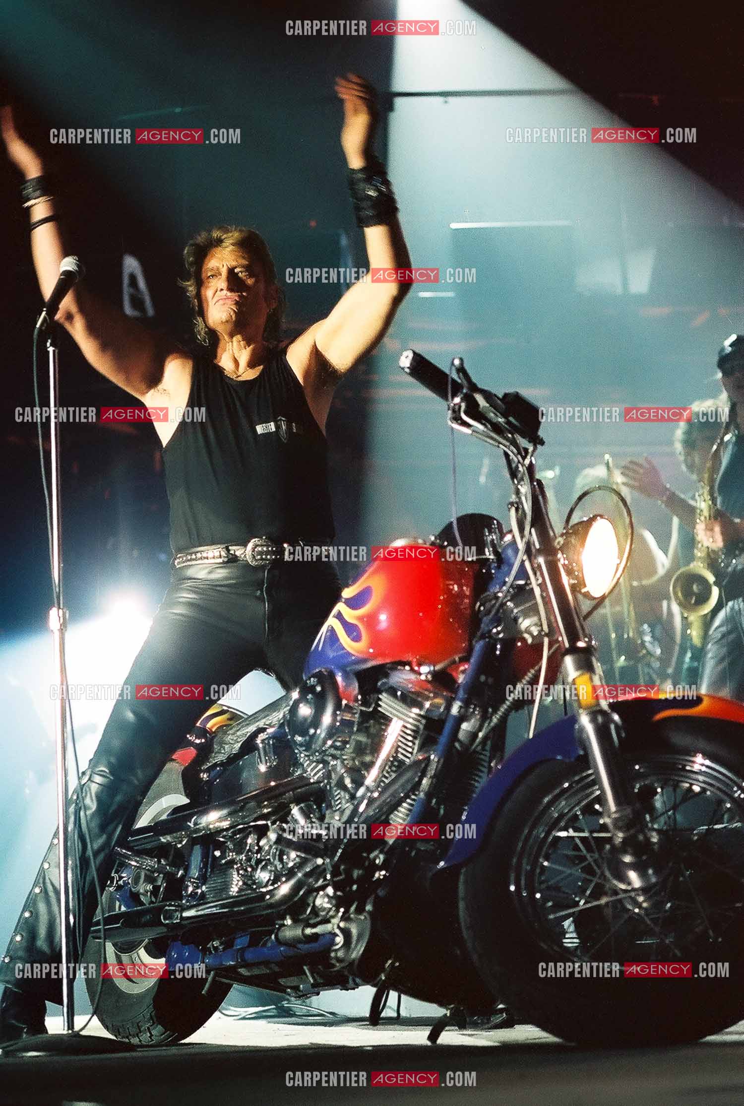 Le chanteur Johnny Hallyday en concert au Palais omnisports de Paris-Bercy du 14 septembre au 4 octobre 1992. Chaque soir, lorsque Johnny interprètait la chanson “ Gabrielle “ il le faisait sur une Harley Davidson.       ( Exclusif )