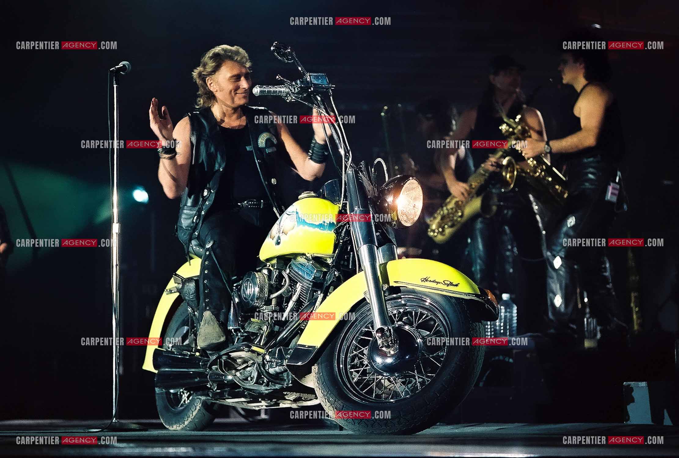 Le chanteur Johnny Hallyday en concert au Palais omnisports de Paris-Bercy du 14 septembre au 4 octobre 1992. Chaque soir, lorsque Johnny interprètait la chanson “ Gabrielle “ il le faisait sur une Harley Davidson.       ( Exclusif )
