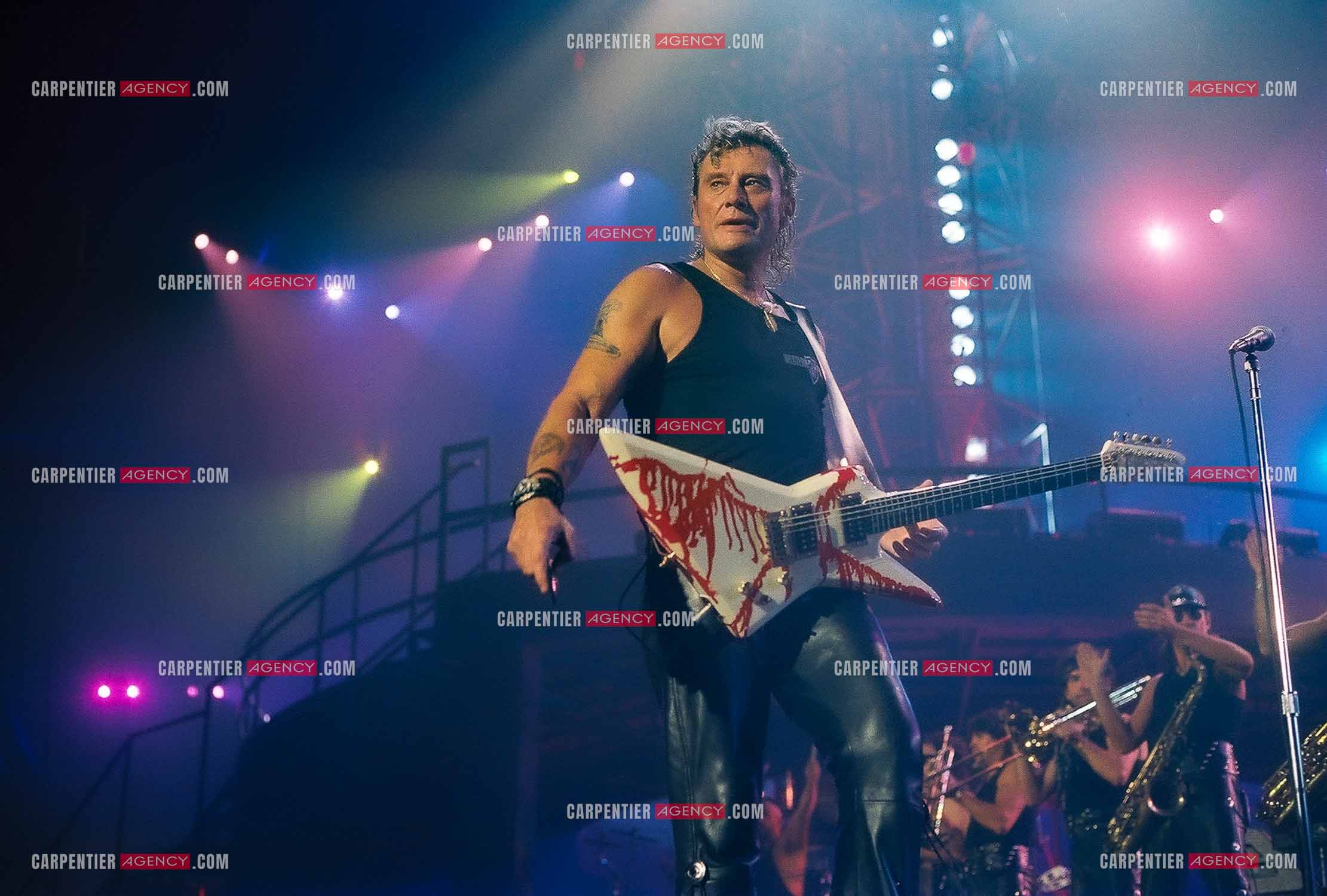 Le chanteur Johnny Hallyday en concert au Palais omnisports de Paris-Bercy du 14 septembre au 4 octobre 1992. Johnny chauffe son public au maximum et n'hésite pas à s'arroser avec sa bouteille d'eau.       ( Exclusif )
