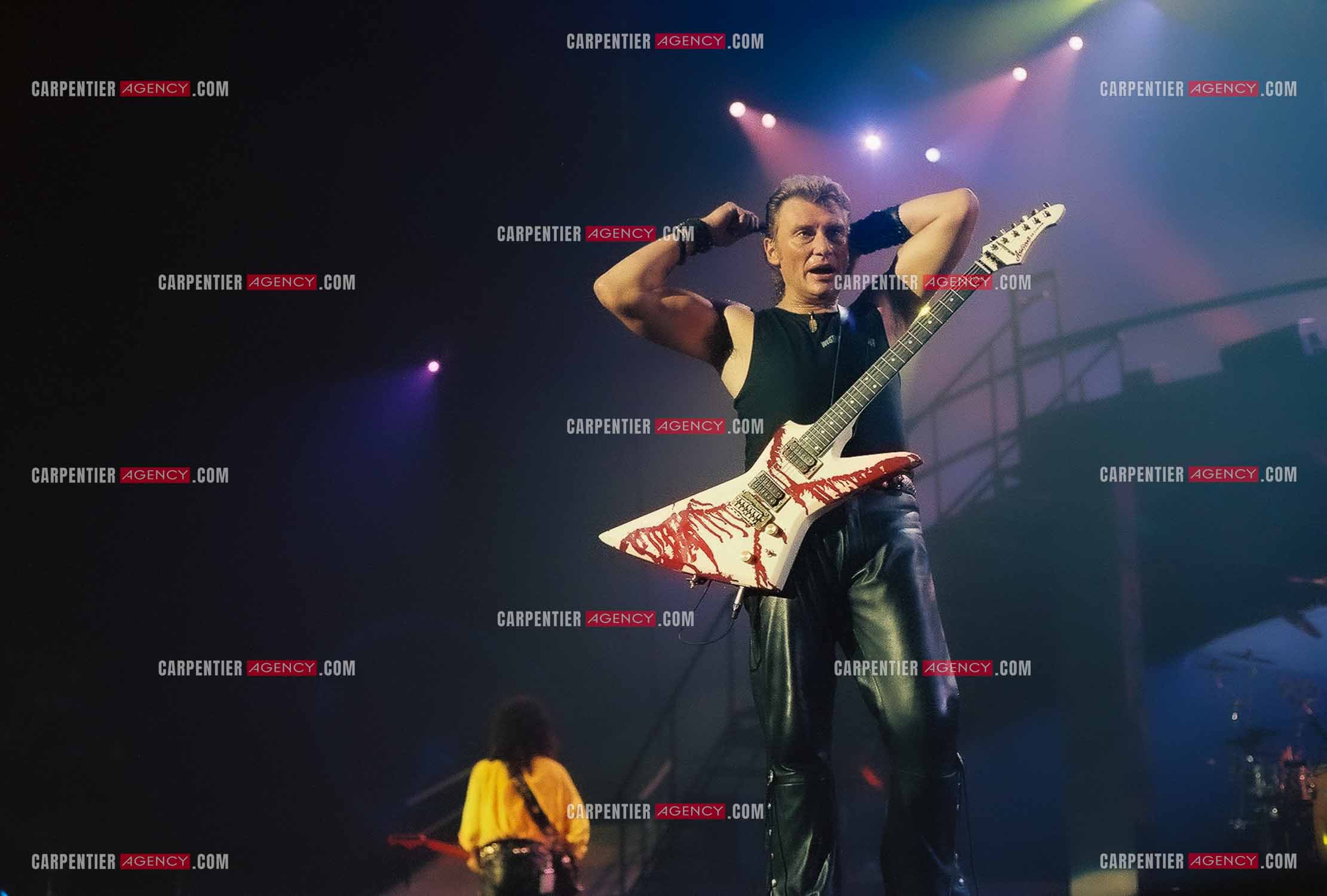 Le chanteur Johnny Hallyday en concert au Palais omnisports de Paris-Bercy du 14 septembre au 4 octobre 1992. Johnny chauffe son public au maximum et n'hésite pas à s'arroser avec sa bouteille d'eau.       ( Exclusif )