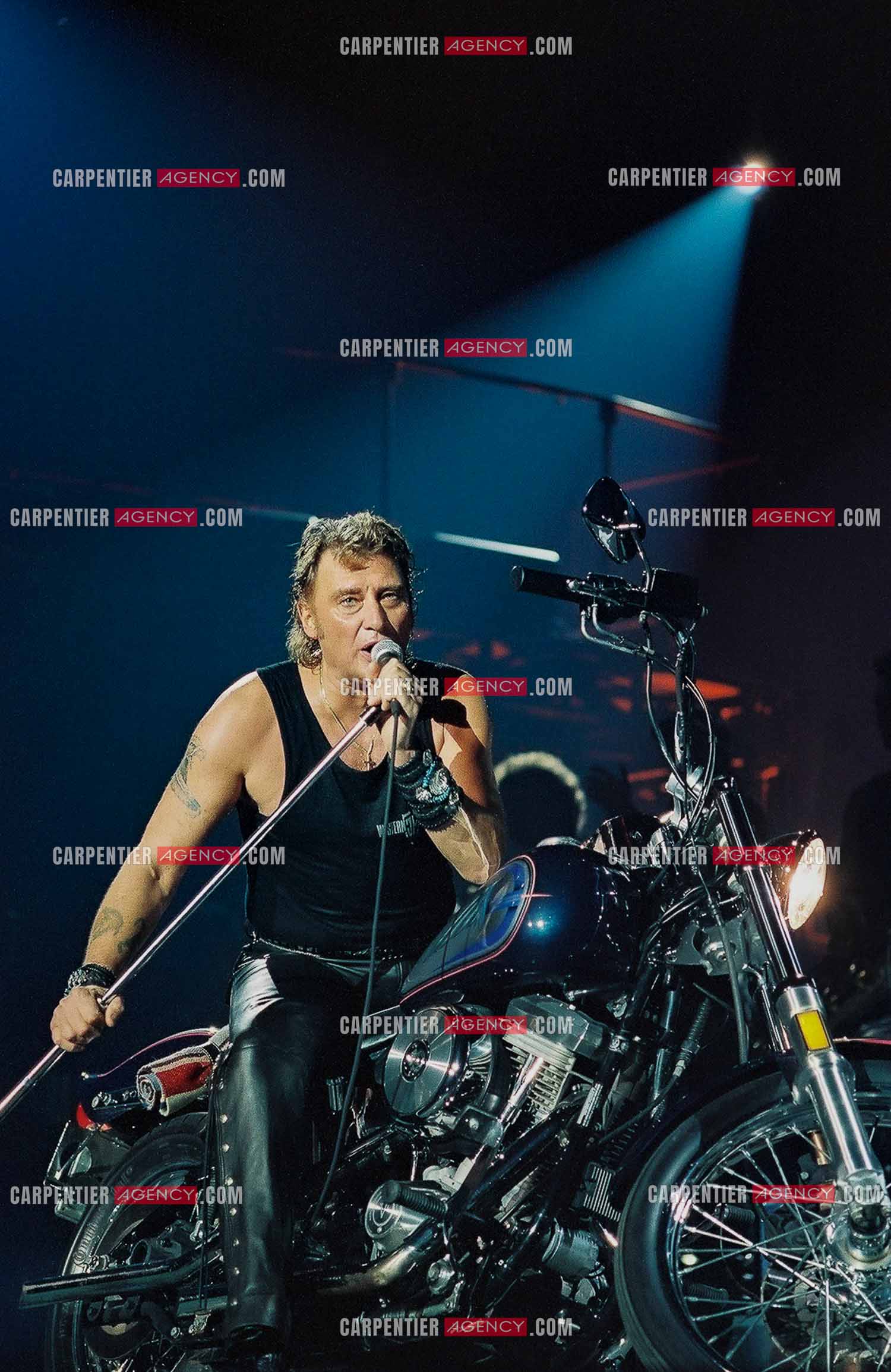 Le chanteur Johnny Hallyday en concert au Palais omnisports de Paris-Bercy du 14 septembre au 4 octobre 1992. Chaque soir, lorsque Johnny interprètait la chanson “ Gabrielle “ il le faisait sur une Harley Davidson.       ( Exclusif )