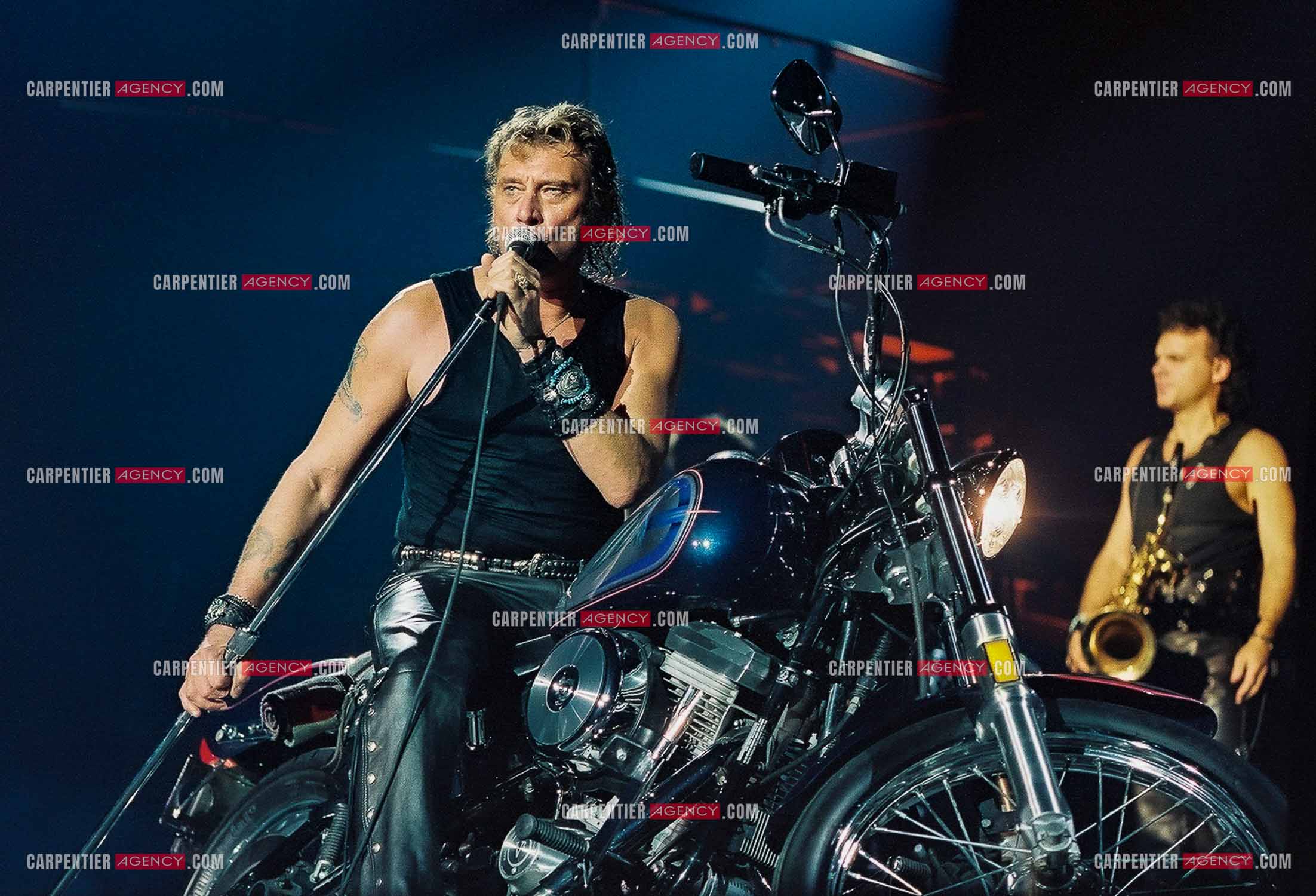 Le chanteur Johnny Hallyday en concert au Palais omnisports de Paris-Bercy du 14 septembre au 4 octobre 1992. Chaque soir, lorsque Johnny interprètait la chanson “ Gabrielle “ il le faisait sur une Harley Davidson.       ( Exclusif )