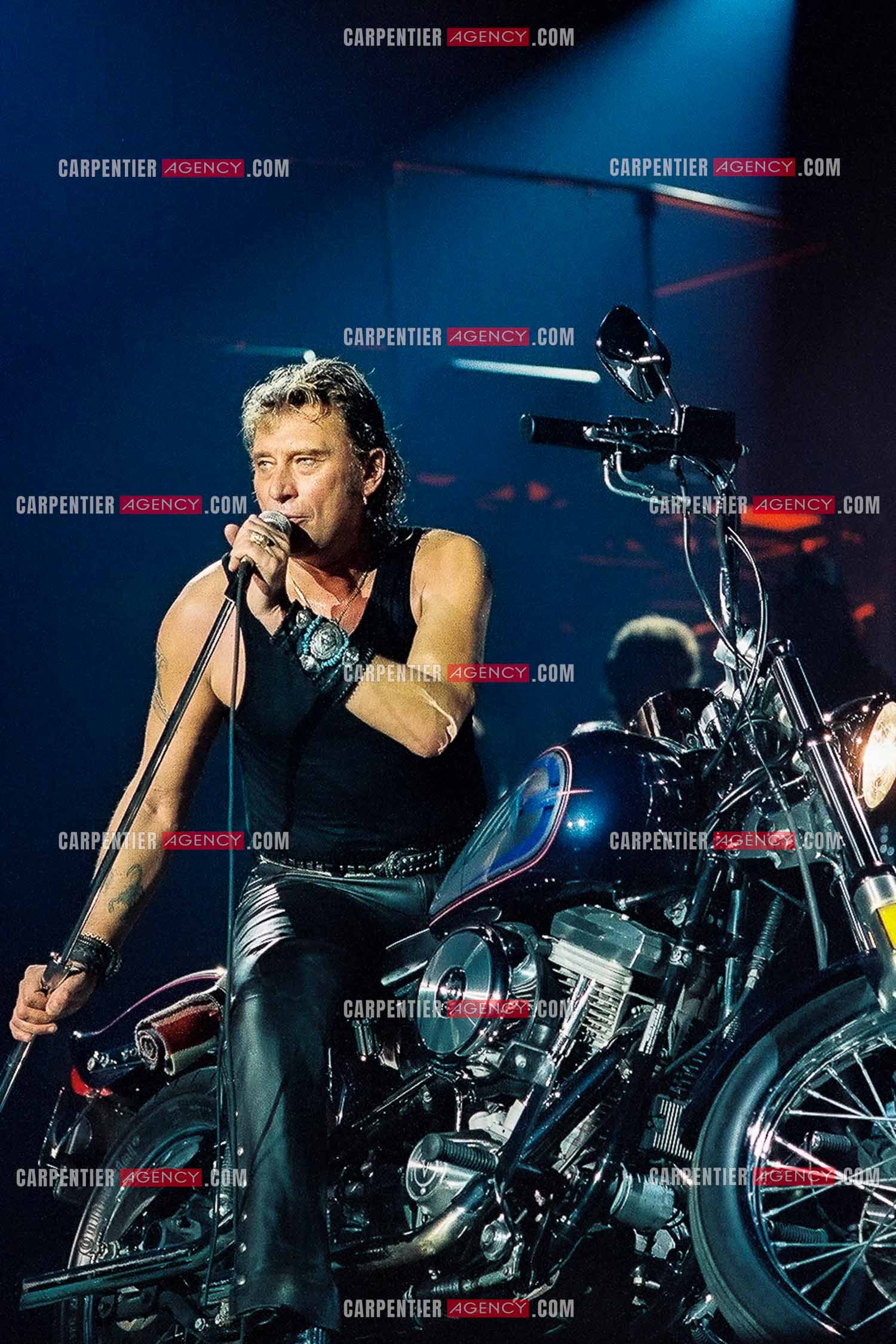 Le chanteur Johnny Hallyday en concert au Palais omnisports de Paris-Bercy du 14 septembre au 4 octobre 1992. Chaque soir, lorsque Johnny interprètait la chanson “ Gabrielle “ il le faisait sur une Harley Davidson.       ( Exclusif )
