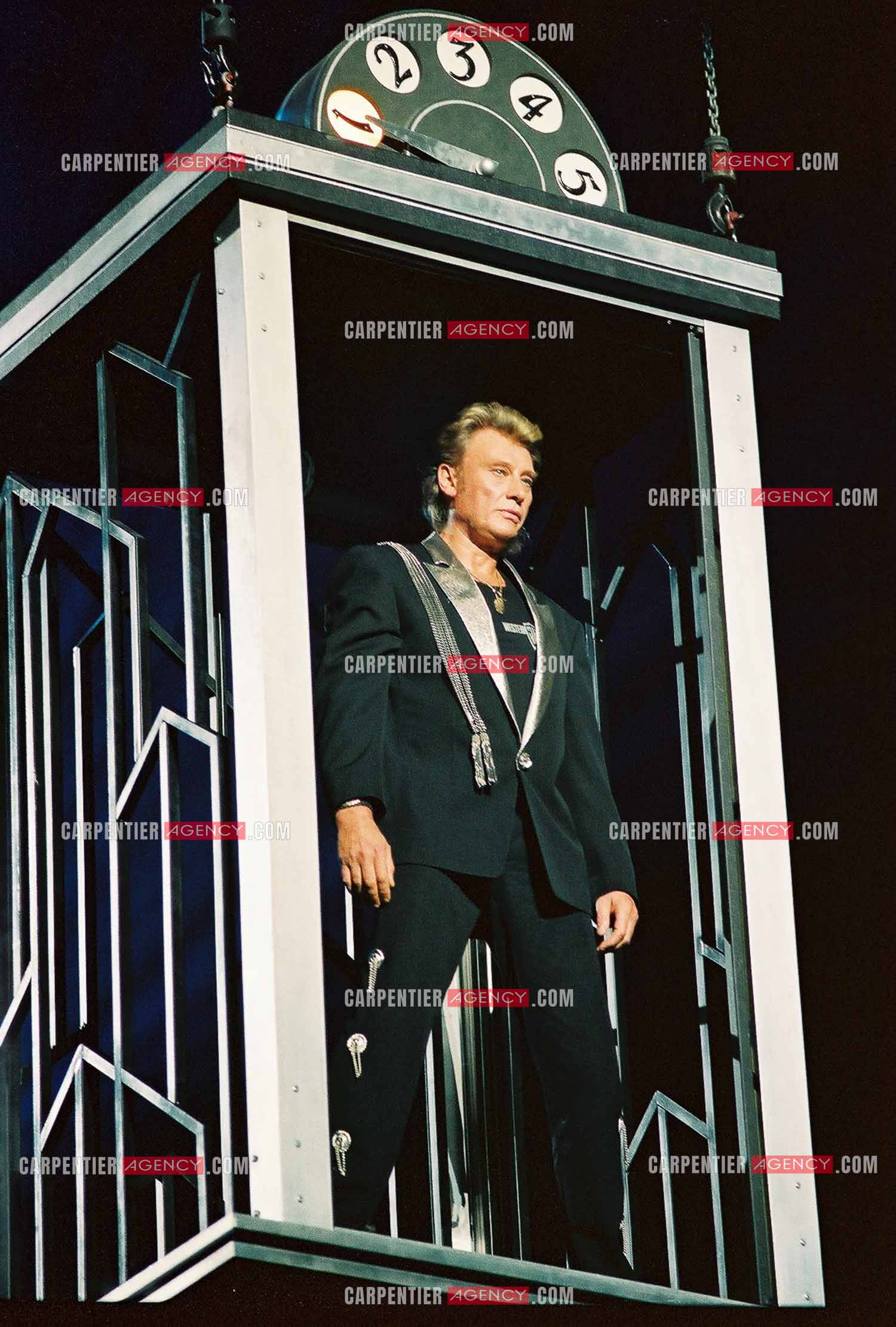 Le chanteur Johnny Hallyday en concert au Palais omnisports de Paris-Bercy du 14 septembre au 4 octobre 1992. Entrée en scène de Johnny en utilisant un ascenseur.       ( Exclusif )