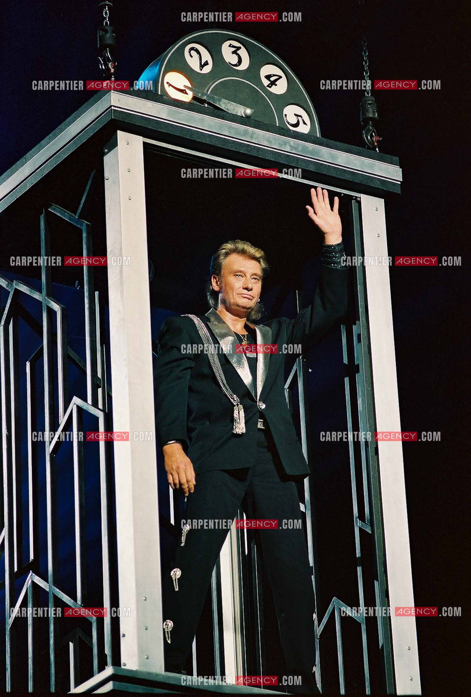 Le chanteur Johnny Hallyday en concert au Palais omnisports de Paris-Bercy du 14 septembre au 4 octobre 1992. Entrée en scène de Johnny en utilisant un ascenseur.       ( Exclusif )